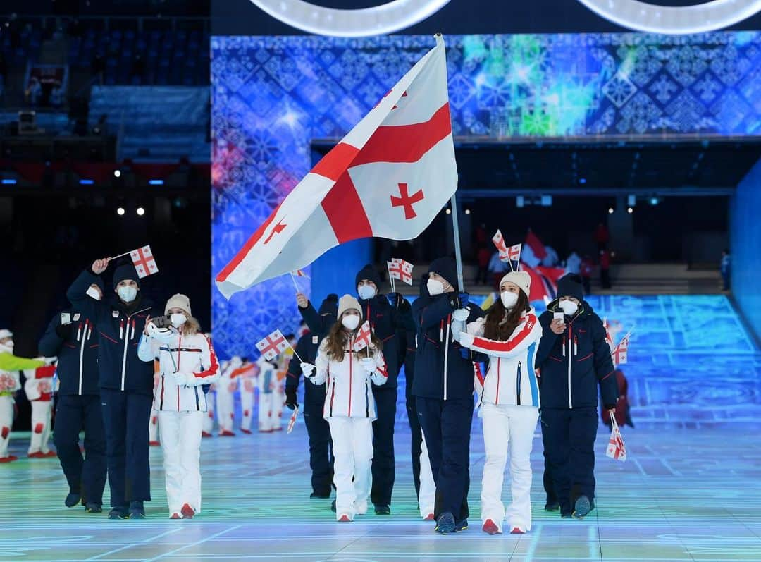 モリス・クヴィテラシヴィリのインスタグラム：「Opening Ceremony - Beijing 2022!  Flagbearers with @ninotsiklaurii   Thank you to Georgian NOC for the honor!  #moriskvitelashvili #beijing2022 #china #flagbearer #georgia #figureskating」