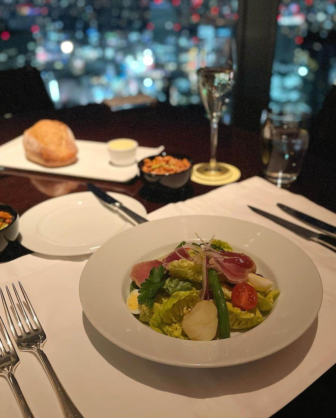 菊池かなこさんのインスタグラム写真 - (菊池かなこInstagram)「Park Hyatt Tokyo 52F  憧れのNew York Bar 🍸💫🌃  @parkhyatttokyo   NYの摩天楼さながらの東京の夜景を ジャズの生演奏を聴きながら一望🌃  カクテルに浮かぶのは 壁に飾られたアート🖼と同じ模様のチョコレート🍫🍸✨  *.:･.｡**.:･.｡**.:･.｡**.:･.｡**.:･.｡** #parkhyatttokyo#newyorkbar#birthday#🌃 #パークハイアット東京#パークハイアット#parkhyatt #ホテルステイ#ラグジュアリーホテル#shinjuku」2月7日 1時54分 - canana_kanako