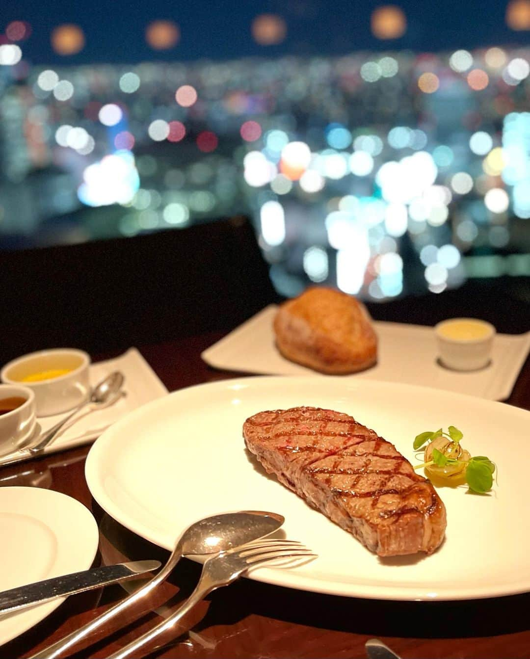 菊池かなこさんのインスタグラム写真 - (菊池かなこInstagram)「Park Hyatt Tokyo 52F  憧れのNew York Bar 🍸💫🌃  @parkhyatttokyo   NYの摩天楼さながらの東京の夜景を ジャズの生演奏を聴きながら一望🌃  カクテルに浮かぶのは 壁に飾られたアート🖼と同じ模様のチョコレート🍫🍸✨  *.:･.｡**.:･.｡**.:･.｡**.:･.｡**.:･.｡** #parkhyatttokyo#newyorkbar#birthday#🌃 #パークハイアット東京#パークハイアット#parkhyatt #ホテルステイ#ラグジュアリーホテル#shinjuku」2月7日 1時54分 - canana_kanako