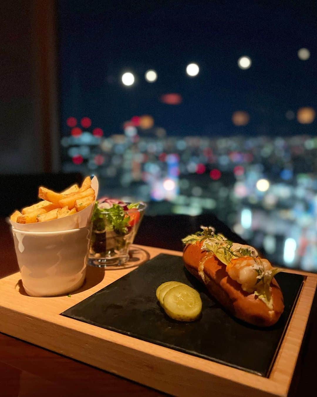 菊池かなこさんのインスタグラム写真 - (菊池かなこInstagram)「Park Hyatt Tokyo 52F  憧れのNew York Bar 🍸💫🌃  @parkhyatttokyo   NYの摩天楼さながらの東京の夜景を ジャズの生演奏を聴きながら一望🌃  カクテルに浮かぶのは 壁に飾られたアート🖼と同じ模様のチョコレート🍫🍸✨  *.:･.｡**.:･.｡**.:･.｡**.:･.｡**.:･.｡** #parkhyatttokyo#newyorkbar#birthday#🌃 #パークハイアット東京#パークハイアット#parkhyatt #ホテルステイ#ラグジュアリーホテル#shinjuku」2月7日 1時54分 - canana_kanako