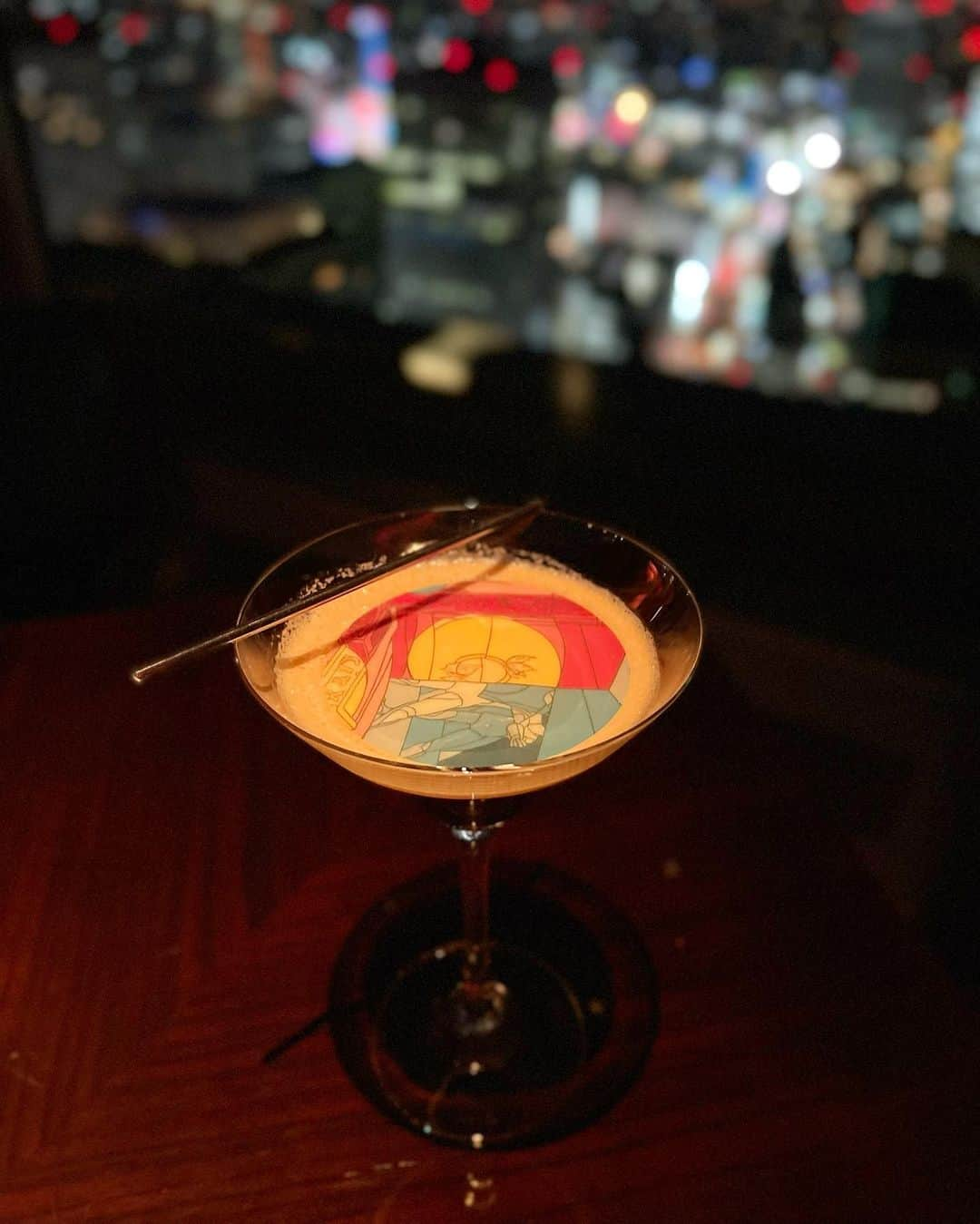 菊池かなこさんのインスタグラム写真 - (菊池かなこInstagram)「Park Hyatt Tokyo 52F  憧れのNew York Bar 🍸💫🌃  @parkhyatttokyo   NYの摩天楼さながらの東京の夜景を ジャズの生演奏を聴きながら一望🌃  カクテルに浮かぶのは 壁に飾られたアート🖼と同じ模様のチョコレート🍫🍸✨  *.:･.｡**.:･.｡**.:･.｡**.:･.｡**.:･.｡** #parkhyatttokyo#newyorkbar#birthday#🌃 #パークハイアット東京#パークハイアット#parkhyatt #ホテルステイ#ラグジュアリーホテル#shinjuku」2月7日 1時54分 - canana_kanako