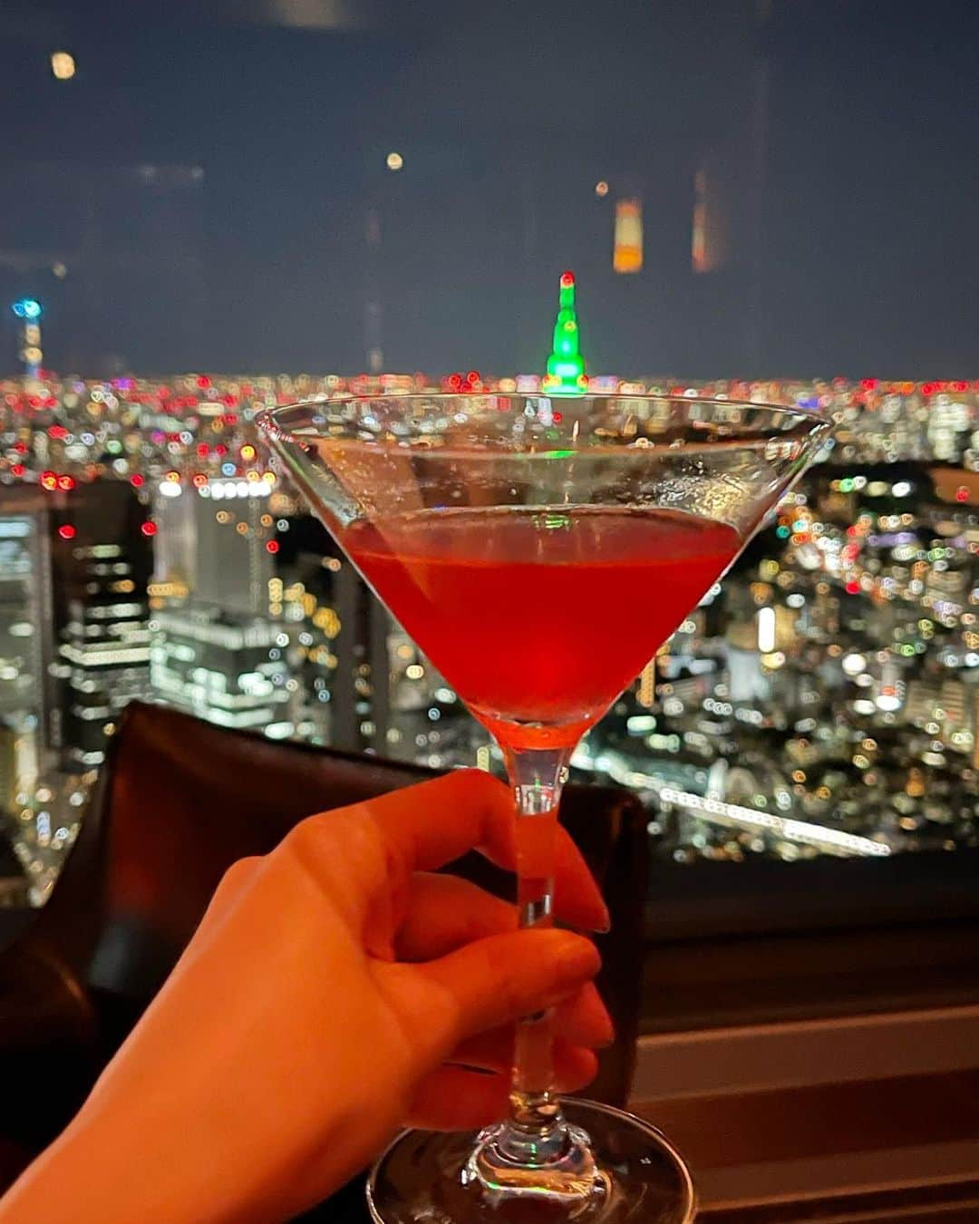 菊池かなこさんのインスタグラム写真 - (菊池かなこInstagram)「Park Hyatt Tokyo 52F  憧れのNew York Bar 🍸💫🌃  @parkhyatttokyo   NYの摩天楼さながらの東京の夜景を ジャズの生演奏を聴きながら一望🌃  カクテルに浮かぶのは 壁に飾られたアート🖼と同じ模様のチョコレート🍫🍸✨  *.:･.｡**.:･.｡**.:･.｡**.:･.｡**.:･.｡** #parkhyatttokyo#newyorkbar#birthday#🌃 #パークハイアット東京#パークハイアット#parkhyatt #ホテルステイ#ラグジュアリーホテル#shinjuku」2月7日 1時54分 - canana_kanako