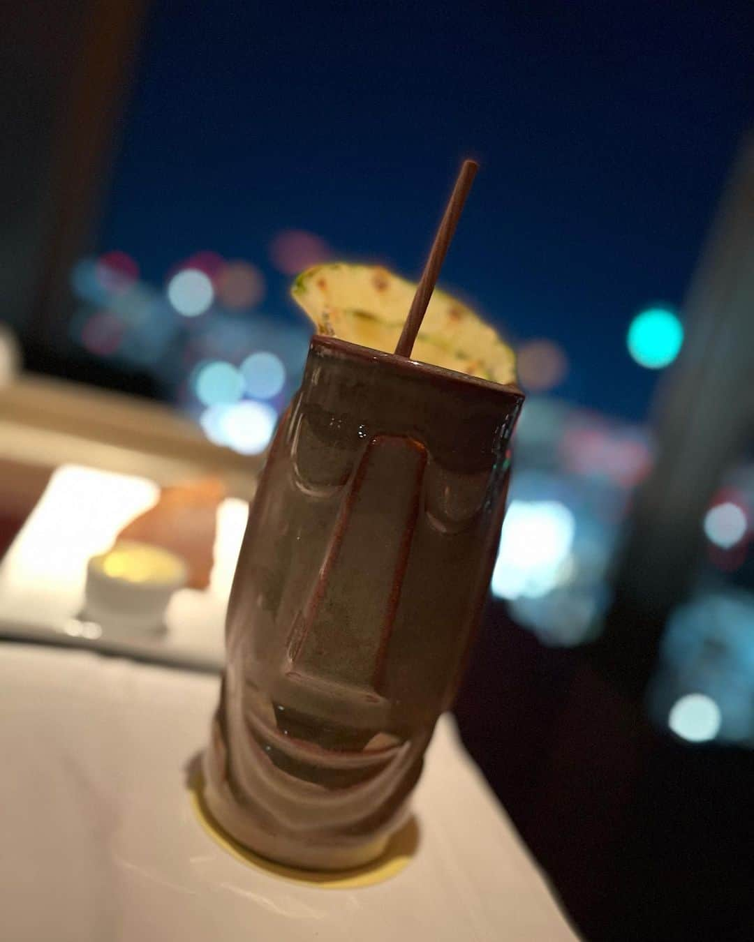 菊池かなこさんのインスタグラム写真 - (菊池かなこInstagram)「Park Hyatt Tokyo 52F  憧れのNew York Bar 🍸💫🌃  @parkhyatttokyo   NYの摩天楼さながらの東京の夜景を ジャズの生演奏を聴きながら一望🌃  カクテルに浮かぶのは 壁に飾られたアート🖼と同じ模様のチョコレート🍫🍸✨  *.:･.｡**.:･.｡**.:･.｡**.:･.｡**.:･.｡** #parkhyatttokyo#newyorkbar#birthday#🌃 #パークハイアット東京#パークハイアット#parkhyatt #ホテルステイ#ラグジュアリーホテル#shinjuku」2月7日 1時54分 - canana_kanako