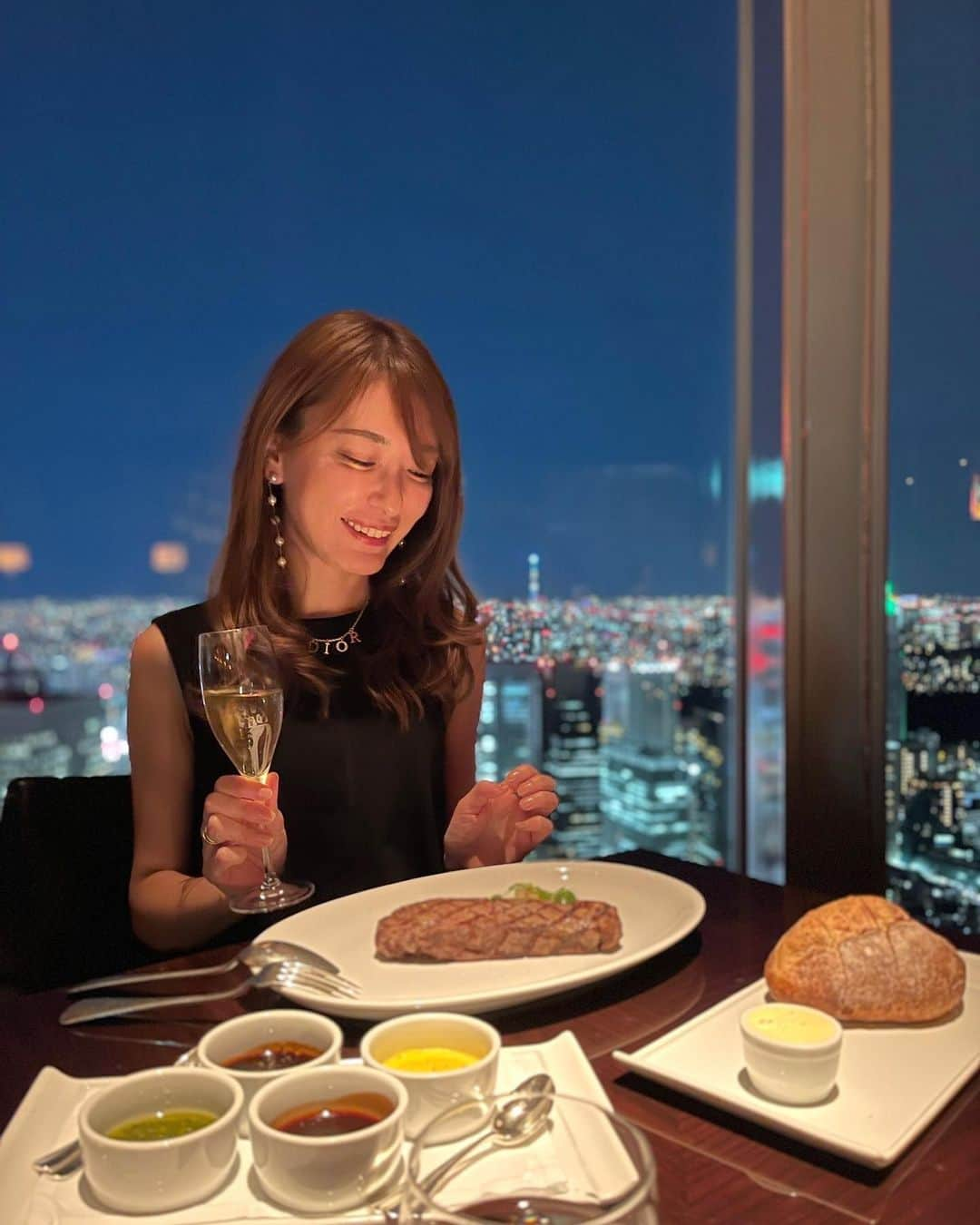 菊池かなこのインスタグラム：「Park Hyatt Tokyo 52F  憧れのNew York Bar 🍸💫🌃  @parkhyatttokyo   NYの摩天楼さながらの東京の夜景を ジャズの生演奏を聴きながら一望🌃  カクテルに浮かぶのは 壁に飾られたアート🖼と同じ模様のチョコレート🍫🍸✨  *.:･.｡**.:･.｡**.:･.｡**.:･.｡**.:･.｡** #parkhyatttokyo#newyorkbar#birthday#🌃 #パークハイアット東京#パークハイアット#parkhyatt #ホテルステイ#ラグジュアリーホテル#shinjuku」