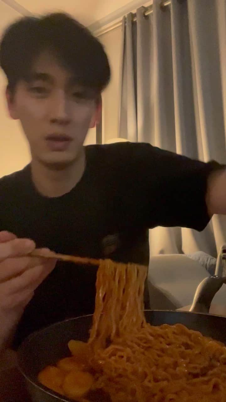 ユン・バクのインスタグラム：「- 불닭볶음면은 맛있다. 팬에 볶으면 상당히 맵다. 영상을 보면 침이 고인다. 내일 또 먹어야지. 츄르릅.」