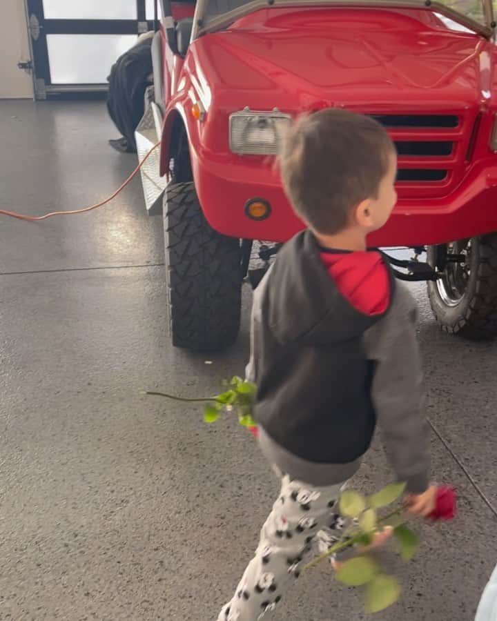 ロブ・ディアデックのインスタグラム：「You are never too young to learn the power of the unexpected rose 🌹 ❤️🌹❤️🌹❤️🌹❤️」