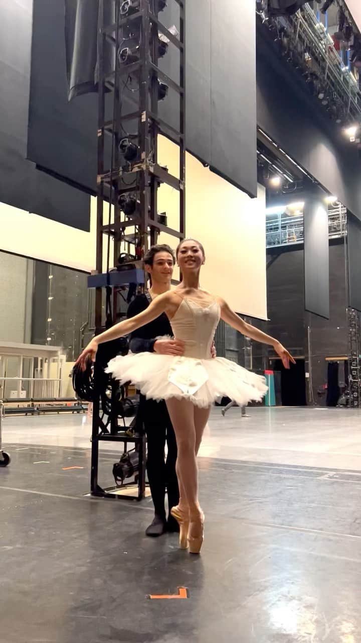 のインスタグラム：「Symphony in C to finish up the long and busy week of performing. I will post next week's casting later! @_angelogreco_   今日はシンフォニーインシーで長い1週間を締めくくります。来週のキャストは後でポストします。   #season #sfballet #ballet #ballerina #ballerinalife #happy #happiness #dance #art #幸せ #バレエ #バレリーナ #rehearsal #work #partnerincrime #サンフランシスコバレエ　#mimigelo #ミミジェロ」