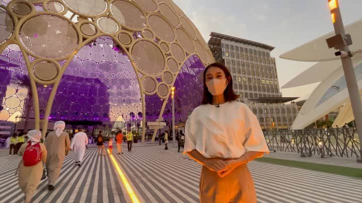 小泉里子のインスタグラム：「では、ここで問題です！  ドバイ万博 @expo2020dubai である番組の収録をしました。 その番組とは、いったいなんでしょうか⁉️😚  #satokodubai #放送は12日 #dubaiexpo2020」