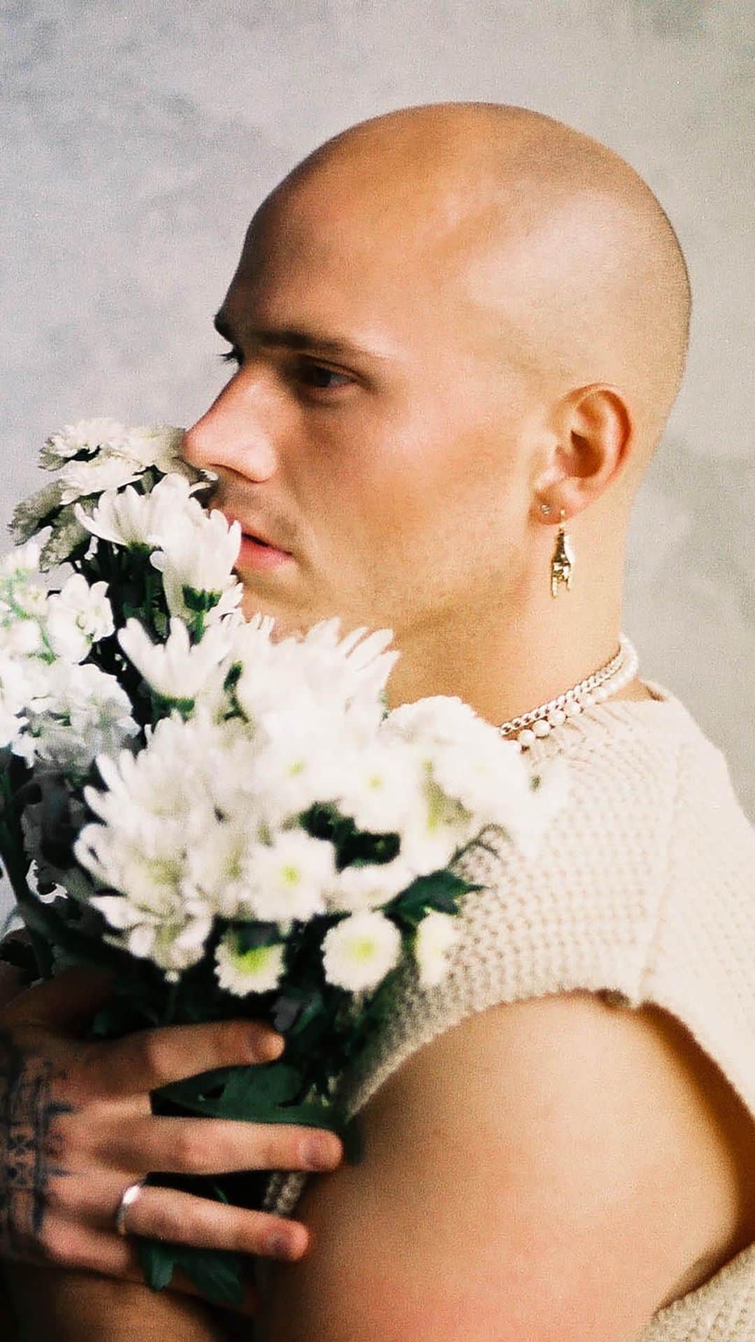 ブランドン・シェイアのインスタグラム：「It’s my bday! & for my 29th bday all I ask is that y’all pre-save my new single “Boy You Like” that comes out March 4th (link in my bio) 👏 if you feel inclined to share this on your story I’d also very much appreciate it! Don’t worry, this is only the first of many songs I’ve got coming for y’all in 2022.  Have a lovely Sunday! Xoxo - B」