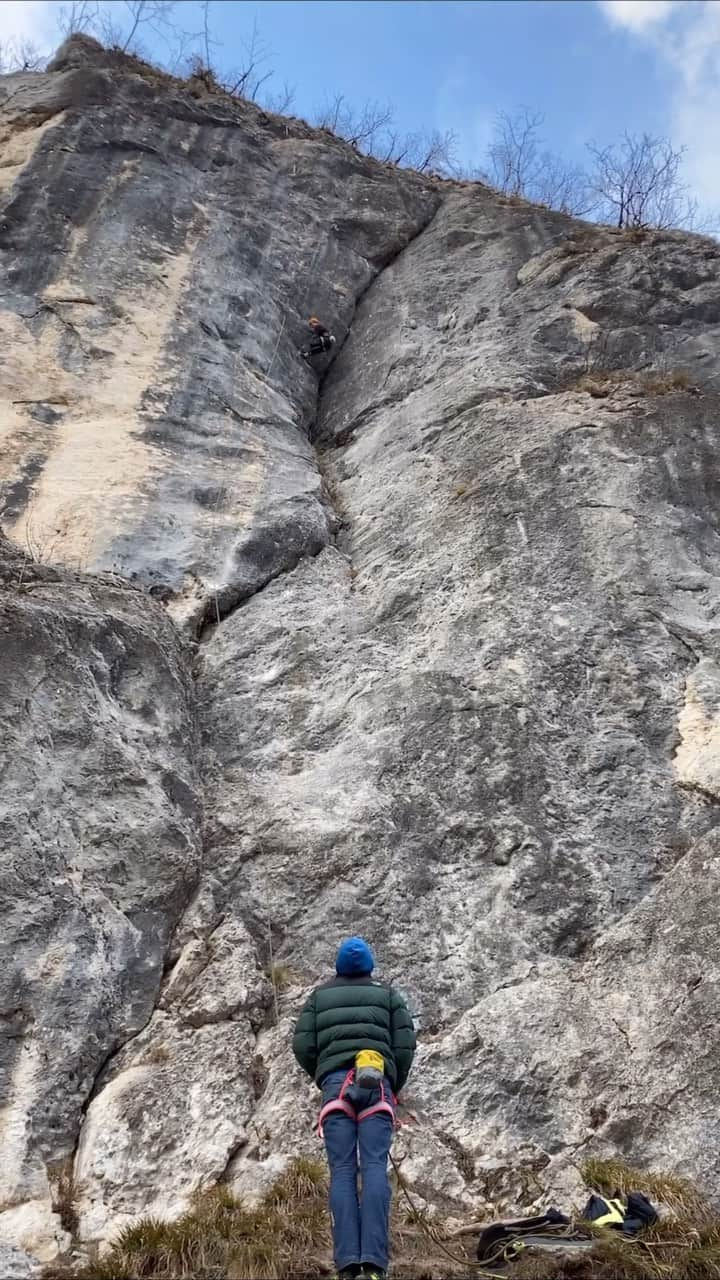 ドメン・スコフィッチのインスタグラム：「❄️💨 Rigor Mortis 🔝👌  Proper winter day in the local crag of Bitnje ☃️ . @redbull #givesyouwings @redbullsi @adidasterrex @fiveten_official @pazi.to @postanivojak @rehabocenter @climbing_ranch」