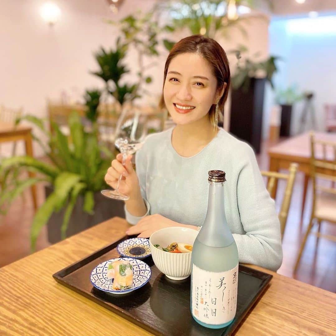 田澤友子のインスタグラム：「愛媛県と県酒造組合が主催する、 「えひめのお酒35蔵・推し酒さがそ！キャンペーン」　 今月末まで開催中！…ということで、 私の推し酒をご紹介させて頂きます♪ . 両親の故郷である内子町で親しまれている 京ひな「美しき日日 大吟醸」（酒六酒造・内子町） . 愛媛の辛口淡麗酒の先駆けと言われるお酒で、 華やかな香りとスッキリした飲み口で 女性人気も高い、さらりとしたお酒です🍶✨ . フルーティーで華やかな香りを存分に楽しむには、 ワイングラスで飲むのがオススメ！（画像3枚目） . 一口目はまるで白ワインのような芳醇な香りと味わいで、 「え？！これがホントに日本酒？！」と 新鮮な美味しさに驚きと共に、 日本酒への苦手意識が払拭されました。 . そしてなんと言っても魅力的なのは この美しいボトルとネーミング✨ 当店のアジアン料理にも合うし、 気分も上がります💕 . 発酵の力で美容効果も高い日本酒は まさに五感で楽しめるお酒だなぁと、 新たな発見をさせてくれた、まさに美しきお酒です。 . キャンペーン中のこの機会にぜひ お試しくださいませ✨ . ※当店で試飲も可能ですので、お気軽に   お声がけくださいませ！ . =================================== えひめのお酒35 蔵　推し酒さがそ！キャンペーン　 2021 年12 月1 日 ～ 2022 年2 月28 日 . 上記期間中えひめのお酒を2,000 円（税込）以上 購入し、専用応募はがきまたはキャンペーンサイトからご応募いただくと毎月800 名様に抽選で えひめのお酒2 本セットが当たります！ . さらに、買ったお酒の画像と「 # えひめ推し酒 」の 投稿で愛媛のお肉や魚が月替りで当たる Wチャンスプレゼントも…！ぜひご応募ください！ . ▽詳しくはこちら https://ehime-oshizake.jp/ または 愛媛酒造組合（@ehimeken_shuzou_kumiai）の アカウントもチェック！  #えひめ推し酒 #PR #推し酒 #愛媛の酒 #愛媛県酒造組合 #愛媛 #愛媛県 #酒 #地酒 #日本酒 #焼酎 #キャンペーン #プレゼント #告知 #キャンペーン実施中  #美しき日日大吟醸  #酒六酒造 #京ひな #内子町 #ボトルとニットのカラーコーディネート」