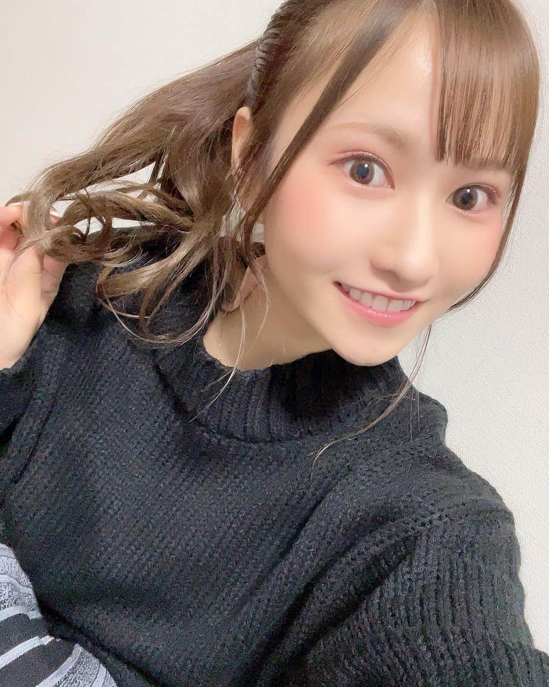 のインスタグラム：「. おはようございますっ！！ . 早起きぴーっ🤣✨ . 今日も寒さに負けずに頑張りましょうね！！ (私はすでに寒さに負けそうです…🥶w) . . . . . . . ❤️写真集『ビキニパークへようこそ』発売中❤️ . ❤️トレーディングカード発売中❤️ . . . #ミスFLASH2020  #アイドル  #idol #モデル #model  #童顔  #japanesegirl #japaneseidol  #asiangirls #asian #asianbeauty  #ig_japan #igers #picoftheday #lingerie  #童顔女子 #低身長女子 #低身長  #低身長コーデ #かわいいものが好き #ファッション #ファッションコーデ  #ヘアアレンジ #ヘアスタイル」