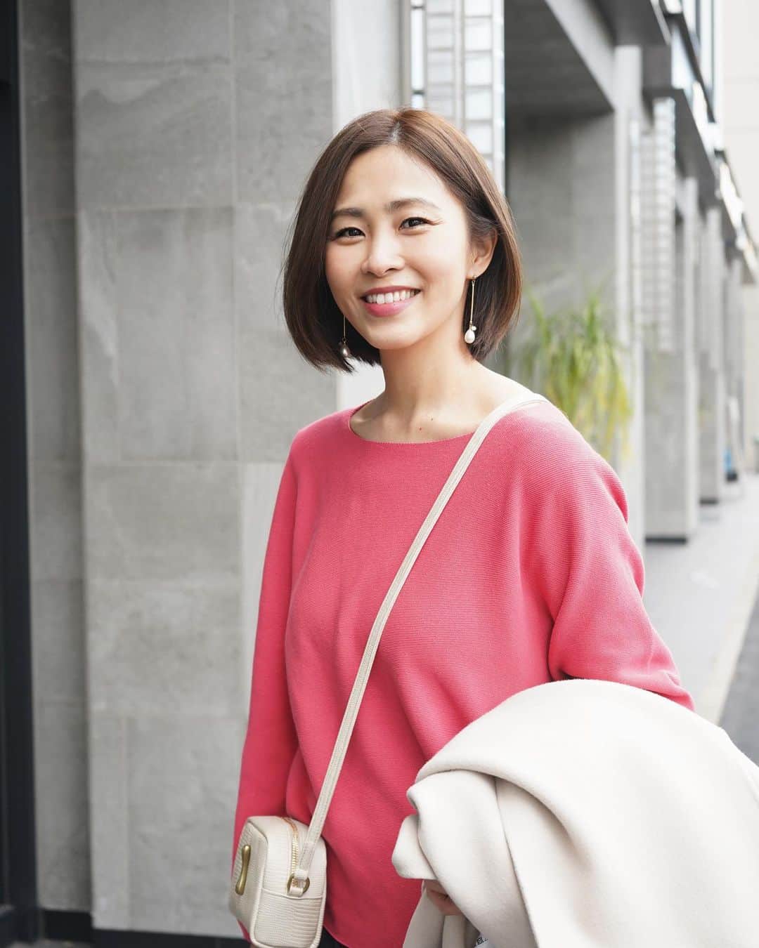 のインスタグラム：「おはよー  ピンク💓 春が待ち遠しい🌸  今週末は北海道（道東）へ行く予定なのですが どれくらいの防寒で行けばいいのか わかりません😅 現地の方教えてください！  では今週も頑張りましょう！ 良い1日を〜！  @noble.jp #春ニット @toffandloadstone #ショルダーバッグ @r_handmade1223 #ピアス」