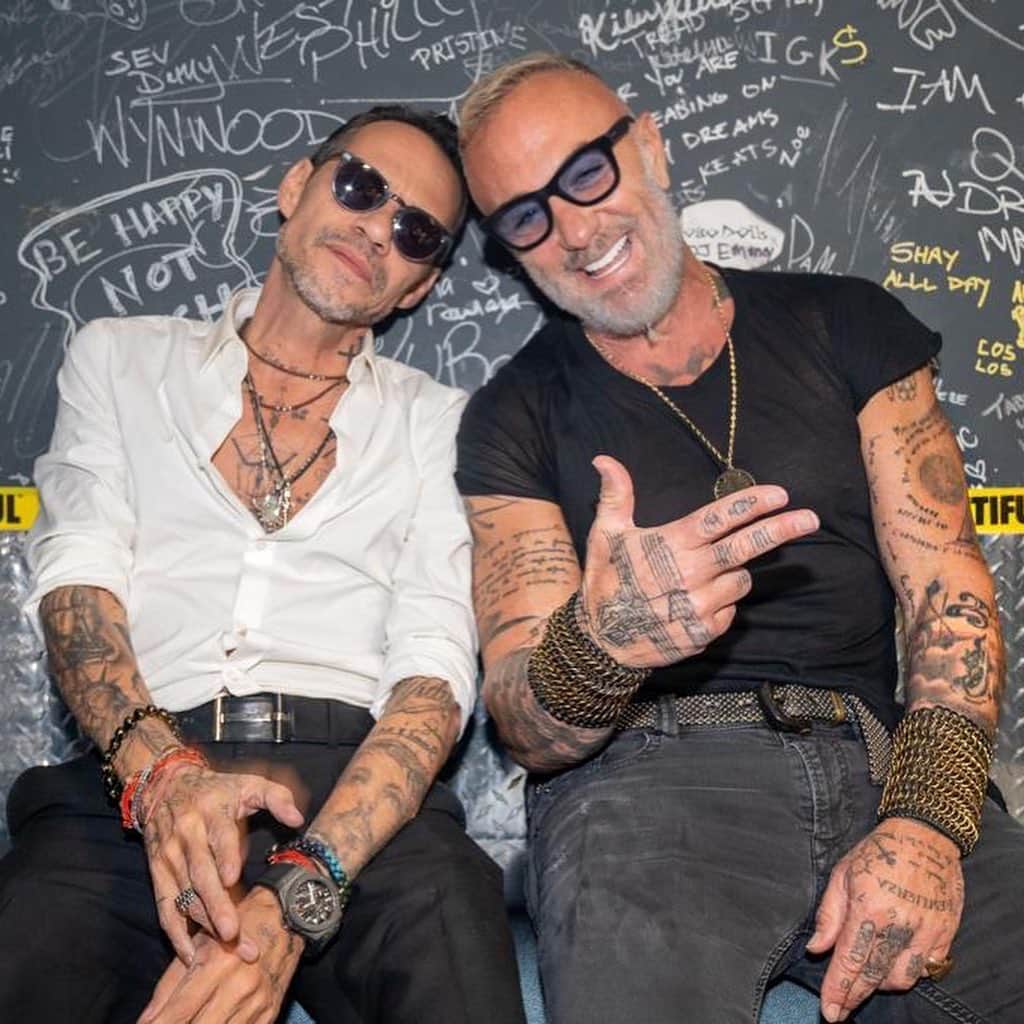 のインスタグラム：「A veces en la vida hay sintonías que no necesitan años de camino de amistad para que se sienta que se comparte algo profundo. La vida es increíble por esto, porque siempre se tiene la oportunidad de descubrir algo profundo detrás de cada esquina. Tienes todo mi cariño y respeto, hermano querido, eres una leyenda y a los ochentas, quedándonos en pie apoyados con los hombros diremos así: “ se tiene una vida sola , pero si uno la vive profundamente es más que suficiente “. Te quiero flaco mágico!  @marcanthony」