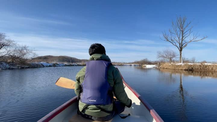 河野真也のインスタグラム：「「オクラホマの絶景！絶品！くしろ旅」  今回は、標茶町で味わえる癒しをご紹介。 塘路湖から釧路湿原へと流れ出す「アレキナイ川」は、冬でもカヌーが楽しめます。 この日はそこまで冷え込まなかったんですが、寒い朝はキラキラ光る樹氷も楽しめるんですって。見たかったな〜。 でも、オオワシやオジロワシの姿を見ることができました！  オオワシ、男前！！  かわいい、アカゲラも。  冬は雪で草が抑えられて、カヌーから見える風景が、遠くまで広がります。 緑が鮮やかな季節ももちろんいいけど、しっかり防寒して、冬のカヌー、メチャクチャおすすめします！  ※外出・往来の自粛など、国や自治体が発表している新型コロナウイルスの情報をご確認の上、お出掛け下さい。  #オクラホマくしろ旅 #北海道愛がとまらない #オクラホマ #くしろ旅 #標茶 #アレキナイ川 #塘路湖 #オオワシ #オジロワシ #アカゲラ #カヌー #北海道 #道東自動車道 #hokkaido  #shibecha」