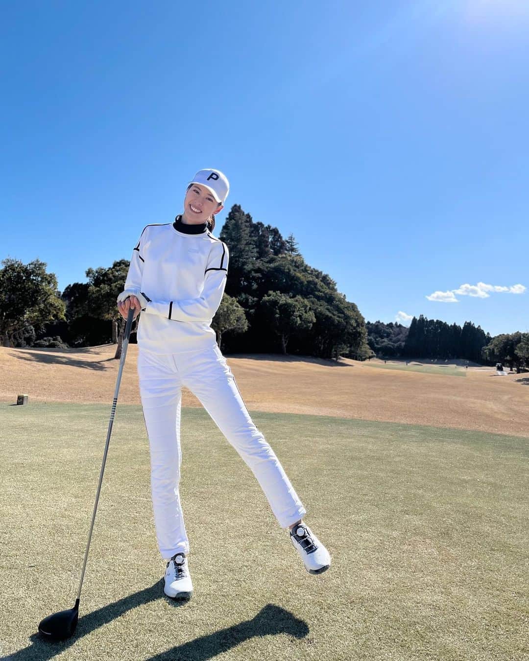 阿部桃子さんのインスタグラム写真 - (阿部桃子Instagram)「まっしろ🤍🤍🤍 パンツあたたかい。  @pumagolf_japan   #golf #golfwear #ゴルフ #ゴルフ女子 #ゴルフウェア #ゴルフコーデ #PUMA #ホワイトコーデ」2月7日 17時27分 - momokoabeofficial