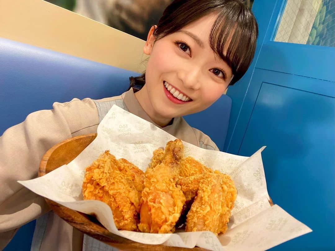 のインスタグラム：「韓国で有名なオリーブチキン🫒 金曜日の#ドデスカ！#コレクル では本場スタイルで味わう#韓国グルメ についてお伝えしました👉✨ ・ 一店目にご紹介したのは… bb.q オリーブチキンカフェ 韓国では知らない人はいない超有名店が、名古屋市緑区の#ヒルズウォーク徳重 ガーデンズにオープン🇰🇷 #愛の不時着 に登場したフライドチキン専門店です. ・ #オリーブチキン サクッと軽〜い衣が美味しい、オリーブオイル&ソイオイルで揚げたヘルシーなフライドチキン🍗 肉汁が滴るほど中はしっとりジューシーで、唐辛子やハーブをブレンドしたスパイスがピリッと効いています. ・ #オリーブチキンフィンガー ささみを使っていて骨無しで食べやすい♩ こちらもサックサク、かなりさっぱりしているのでいくらでも食べられそうな感じでした😽 ハニーマスタードソースが一番人気です. ・ オリーブチキンが乗っているサラダやバーガーなど他にも色々なメニューがありました. 十六穀米のオリーブチキンカレーも美味しかった♡ ・ #bbqolivechicken#メーテレ #アナウンサー #メーテレアナウンサー #名古屋テレビ #名古屋 #nagoya #南雲穂波 #もぐロケ #なぐもぐもぐ」
