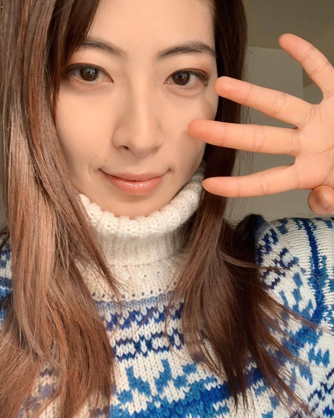 瀧本美織のインスタグラム：「今夜はドクターホワイト！  医療にも限界はあるけれど、少しでも可能性があるなら諦めずそれにかけてみたい…みんなの想いが絡み合う4話です、ぜひ！  …まだまだ寒いので分厚めニットにお世話になってます❄️ あったかくして過ごしましょう🤤   #ドクターホワイト」