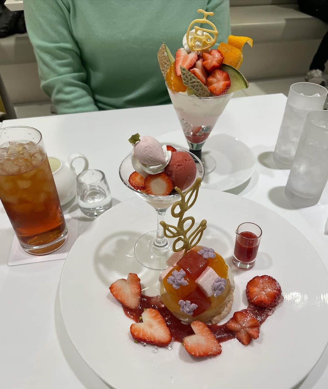 戸田恵梨香のインスタグラム：「^ - ^  安定に美味しい、タカノフルーツパーラー🍓🍎🍊🍏🍒  #タカノフルーツパーラー #タカノフルーツパーラー名古屋 #ジェイアール名古屋タカシマヤ #パフェ #いちご #名古屋グルメ #名古屋カフェ #名古屋」