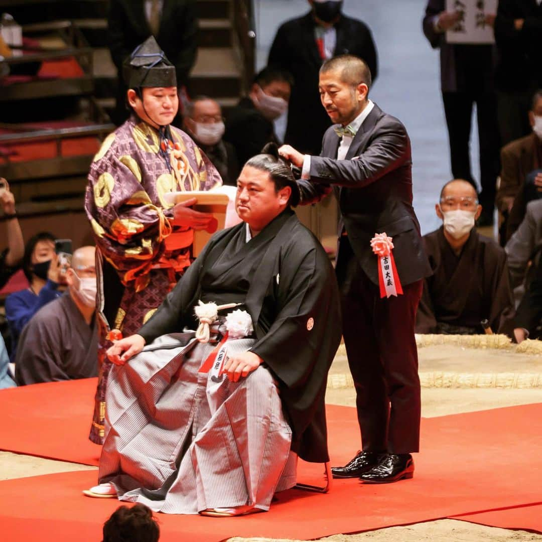 大蔵のインスタグラム：「. 「嘉風引退中村襲名披露大相撲」 令和4年2月5日　両国国技館  年長者や他のゲストが沢山いらっしゃる中、 自分のような者が…と、 かなり恐縮しながら 人生初めての断髪式にて 鋏を入れさせて頂きました😌  本人が怪我をして辛い時期に "ライフイズビューティフル"で かなり救われたということで 本人の希望で曲を流しながら…✂︎ （特別扱いは本当苦手なんですが💦）  本当にお疲れ様でした！！ 「生まれ変わってもまた力士になりたい」 素敵な言葉です。 最後までカッコよかった！！ これからは中村親方としての、 新しい門出を応援してます☺️ . @yoshikaze319  . #嘉風　#嘉風関　#断髪式  #中村親方　#大相撲 #尾車親方の最後の言葉にも感動しました🥲 #お客さんの心に残る相撲 #僕も生まれ変わってもまた大蔵になりたい #なんちゃって失礼しました #ただそう言い切れる生き方を目指そう #感動をありがとう #お疲れ様でした☺️  #たまにはスーツでフォーマルでドモアリガット」