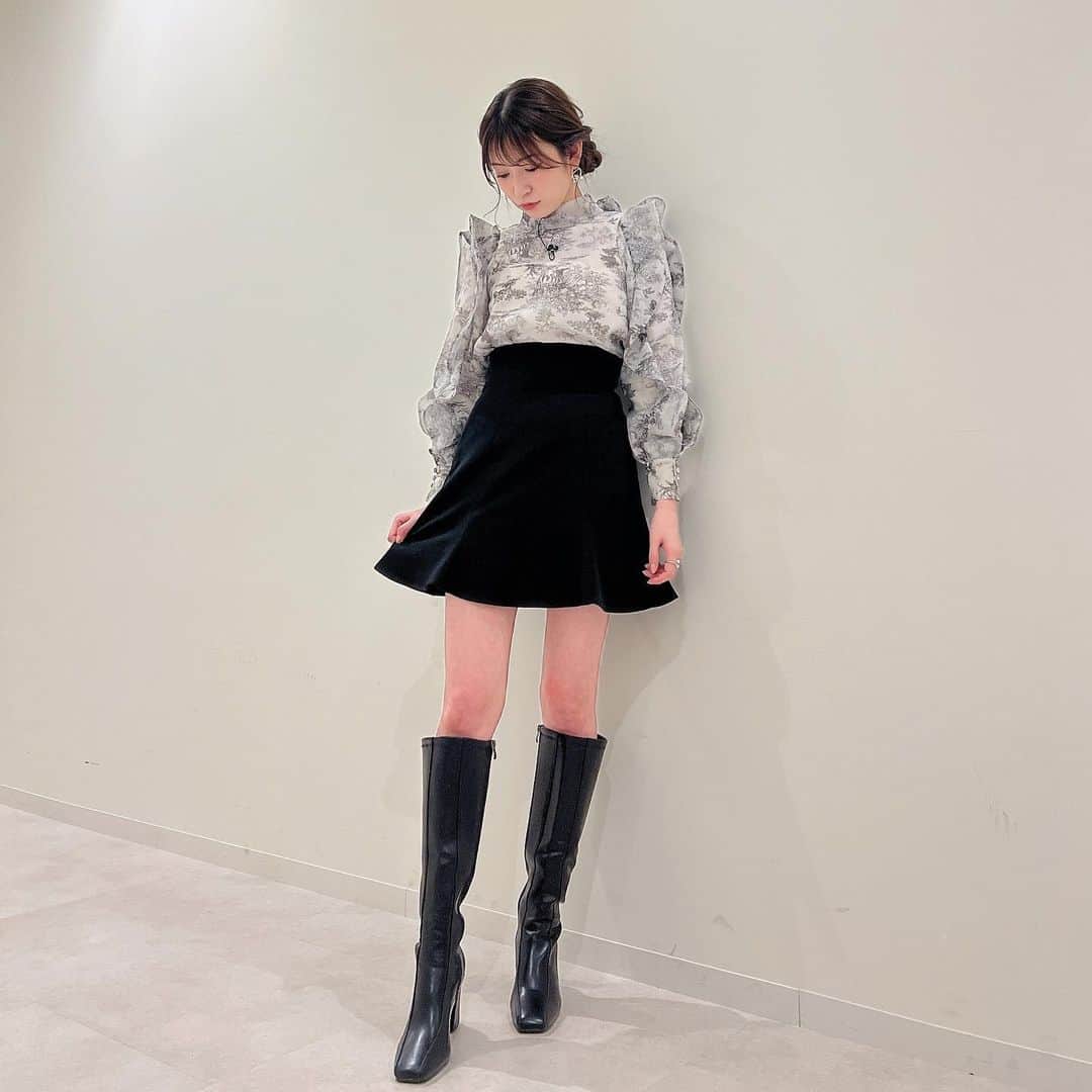吉田朱里さんのインスタグラム写真 - (吉田朱里Instagram)「発売前から狙ってた #snidel のトップスとスカート スタイルめっちゃ良く見える💪 . 今週放送の #ネタバレスMTG  の衣装です💕 . #snidel #fashion #ootd」2月7日 18時23分 - _yoshida_akari