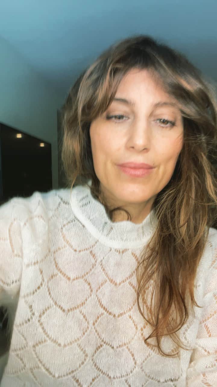 ジェニファー・エスポジートのインスタグラム：「Hello friends!! You all rock. The support for my film, Fresh Kills, and the new road we are trying to pave for others to tell their stores is just amazing!  Check out the NFTs on Open Sea or come join me @freshkillsfilm for other ways to get involved  Let make a movie and push a movement !!xoxoxo」