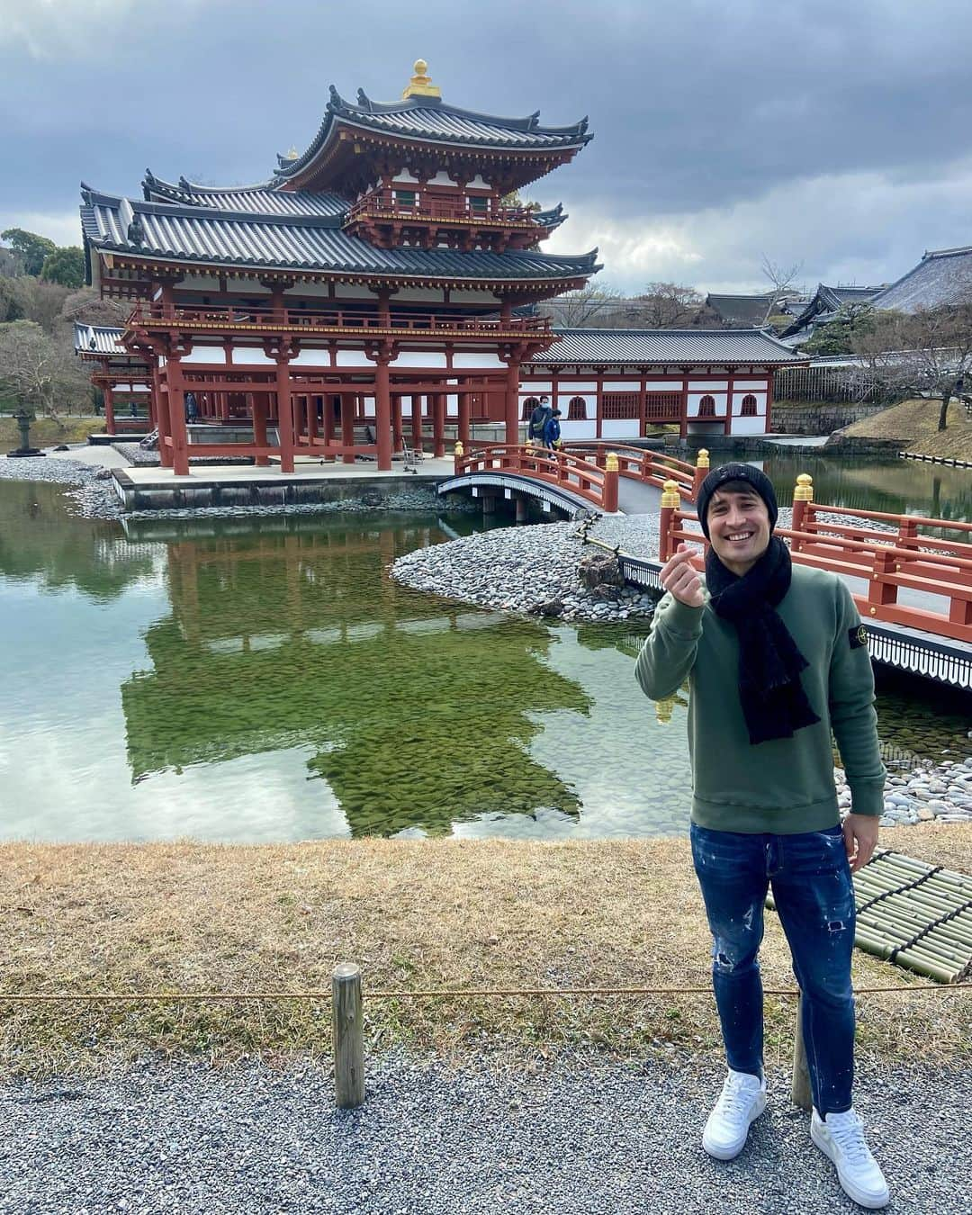 ボージャン・クルキッチのインスタグラム：「📍 Uji  Special day visiting the Byodo-in temple, learning about the traditions of matcha 🍵 in the oldest tea shop in Japan and discovering the biggest pagoda in the country, 13 floors built for the prayer and compassion for animals.🙏🏻🐕  📍 Uji  Día especial visitando el templo Byodo-in, aprendiendo la tradición del matcha 🍵en la tienda de té más antigua de Japón y descubriendo la pagoda de piedra más grande del país, 13 pisos concebidos para la oración y compasión por los animales. 🙏🏻🐕」