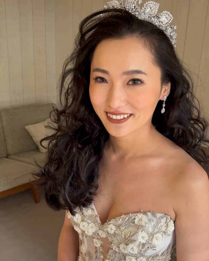 服部由紀子のインスタグラム：「昨日投稿したタイトスタイルからの、  ボリュームいっぱいダウン！  8分で仕上げなくちゃいけないから、 汗いっぱい、必死！必死！  筋肉痛になりましたとさ❤️  嬉しい痛み。  大喜びで嬉しかった！！  アクセサリー @fio_da_aranha 東京 @ceu.tokyo  名古屋 @ceu_wedding   ※ウェデングの当日、前撮りのご依頼はサロンにお問い合わせください♪ 私が埋まっている場合、 私の代わりに同じ想い、同じ技術のスタッフもいます😌✨  東京 03-6712-6422 名古屋 052-746-9009  ーーーーーーーーーーーーーーーーーー  #プレ花嫁#東京花嫁#横浜花嫁#前撮り#結婚#大阪花嫁#ホテルウェディング#出張ヘアメイク#和装ヘア#ヘアメイク#白無垢ヘア#関西花嫁#ウェディングブーケ#ウェディングブーケオーダー#ウェディングブーケ#ブーケ#東京前撮り#名古屋花嫁#丸の内前撮り#ガリアラハヴ  #前撮りヘア」
