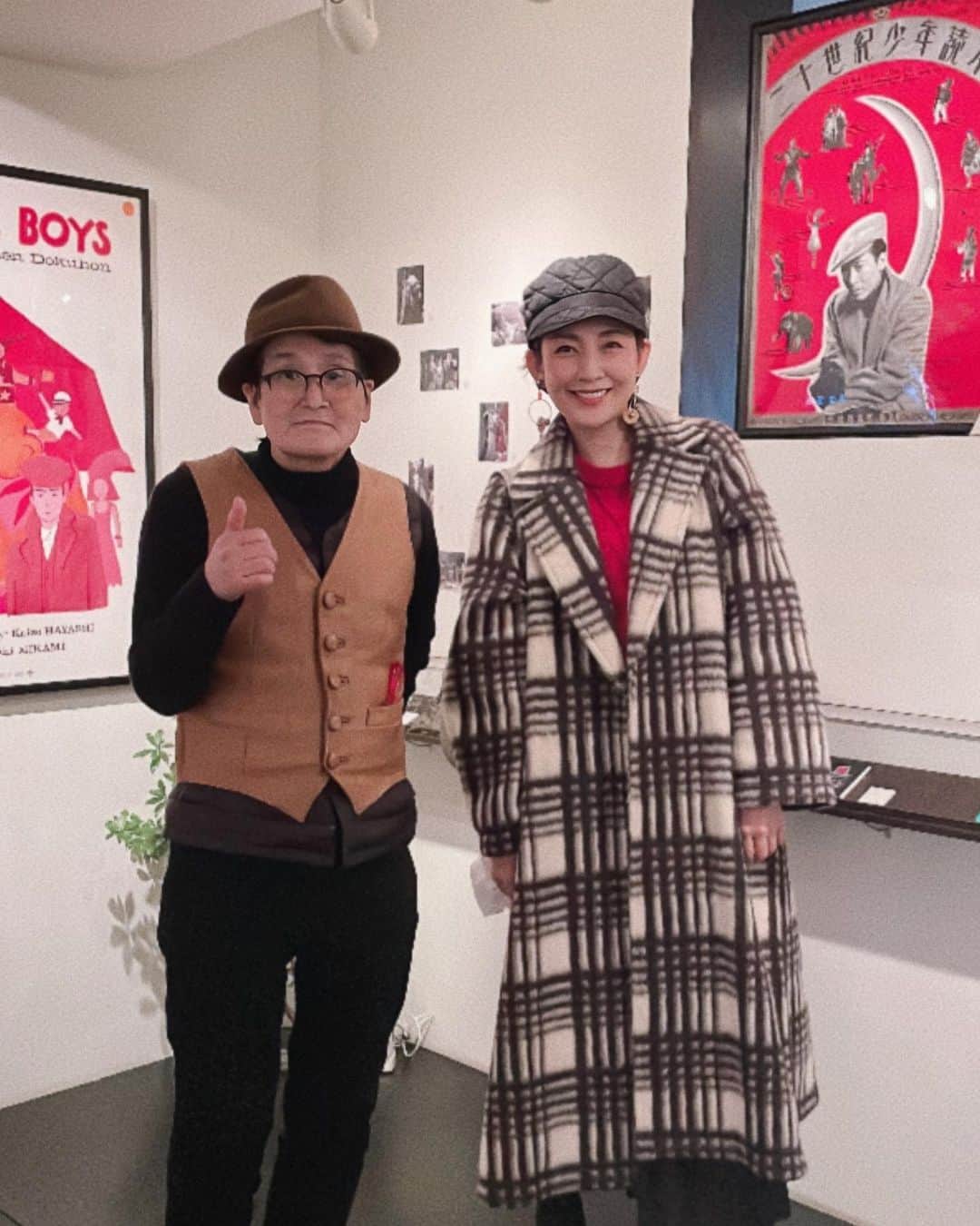 田中美里のインスタグラム：「林海象監督 の展覧会 「二十世紀少年読本展」に行って来ました。  久しぶりにお逢いした #林海象監督　は エネルギーがさらに増してて それがストレートに伝わってきて 私自身もお話ししていてワクワクしました。  展覧会は 2月20日まで 恵比寿「LIBRAIRIE6+シス書店」 でやっています。  監督の2作品 　#二十世紀少年読本 　#夢みるように眠りたい の上映会もあります。  日程、場所、時間など詳しくはスワイプして3枚目でチェックしてみてくださいね  #林海象　監督 #二十世紀少年読本展 #恵比寿 #librairie6 #シス書店 #LIBRAIRIE6+シス書店  写真撮影の時のみマスクを外しています。」