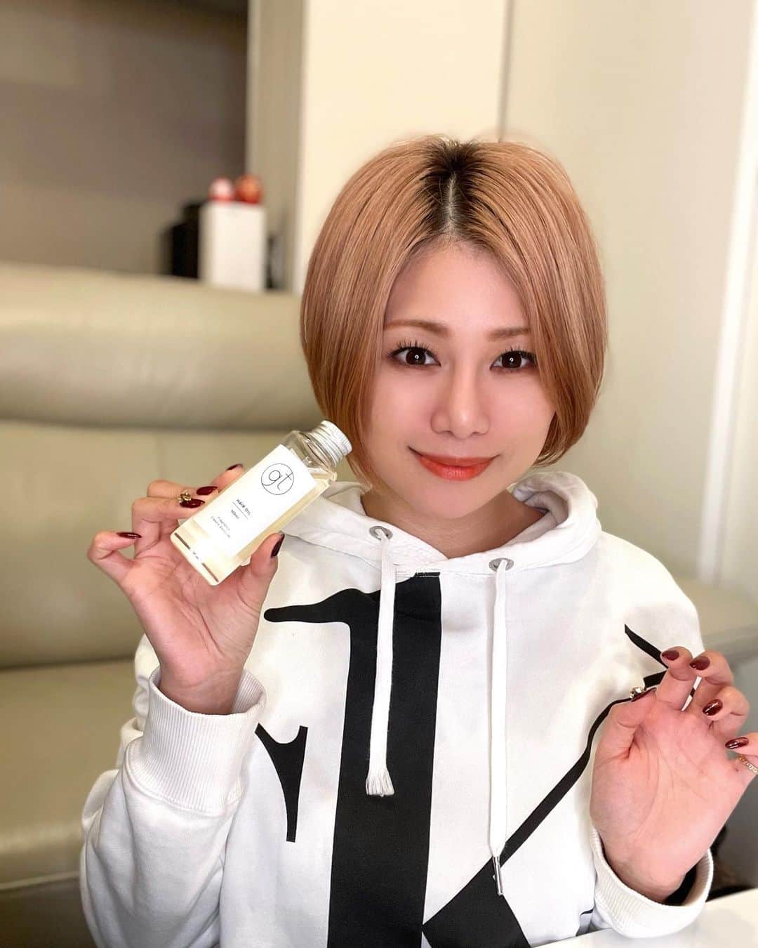 蜷川べにのインスタグラム：「. ⁡ 基本オイルを重宝してる私ですが、 髪もオイルでツルツルにしていこうと思います( ¨̮ ) #gtオイル  ⁡ ⁡ #毎日ケア #ヘアオイル #お気に入りヘアオイル #オイルスタイリング #艶髪 #ショートヘアアレンジ #ピンク髪 #蜷川べに #蜷川べにチャンネル #和楽器バンド #べにチャンネル」
