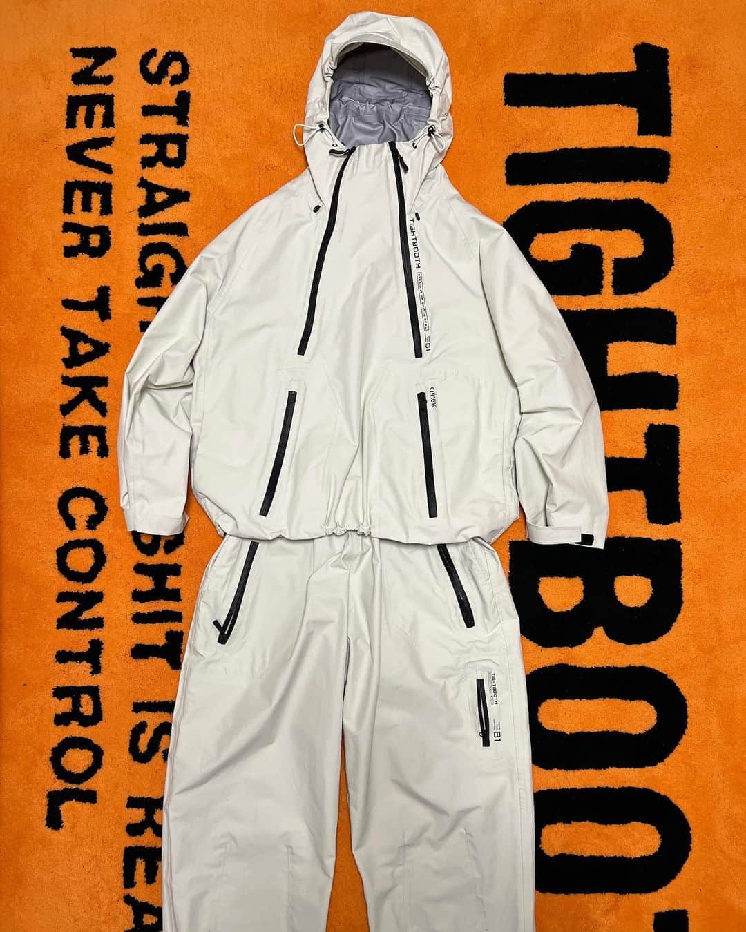 上野伸平さんのインスタグラム写真 - (上野伸平Instagram)「2/19発売の @tightbooth 3レイヤーアノラックセットアップがスノーボードウェアとして機能するかどうか家族旅行にあてこみ検証してきました。  結論としては余裕で対応してました。 パンツにスノーガードはついてませんが、ゴムベルトで縛れば全く雪は入ってこないし、耐水圧 20,000mm以上 透湿度 18,000g/㎡・24h 以上なので1日滑っても全く濡れてなかったし、蒸れもなかったです(ウェアの上から着用しているベストは9月にリリース予定です。)  いろいろケアをしてくれた　@snowfarm ❄️🙏🏻❄️」2月7日 18時53分 - shinpei_ueno