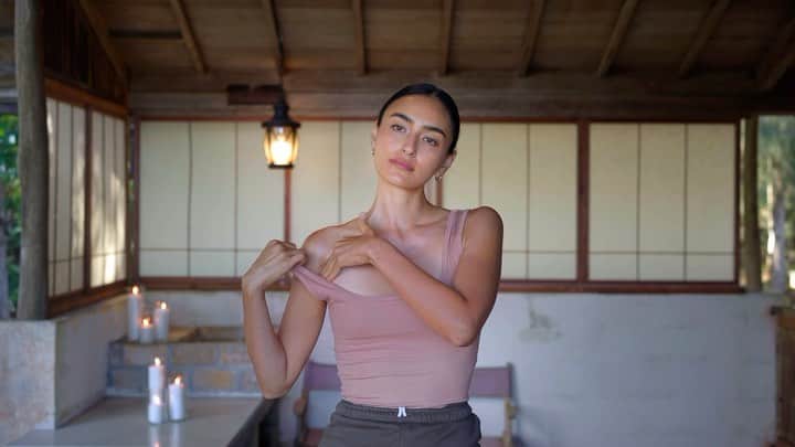 長谷川潤のインスタグラム：「For me, self care has been one of the gateways into the practice of self love and acceptance.  When I nourish and care for my body I am better able to nourish and care for those around me😌🌿 . Special thanks to Naomi Matsuda for collaborating with me in creating this massage sequence,  @ossipoffcabin for the beautiful location, and @wegofilm for the beautiful videography✨ . #glenwoodwellness #youtube」