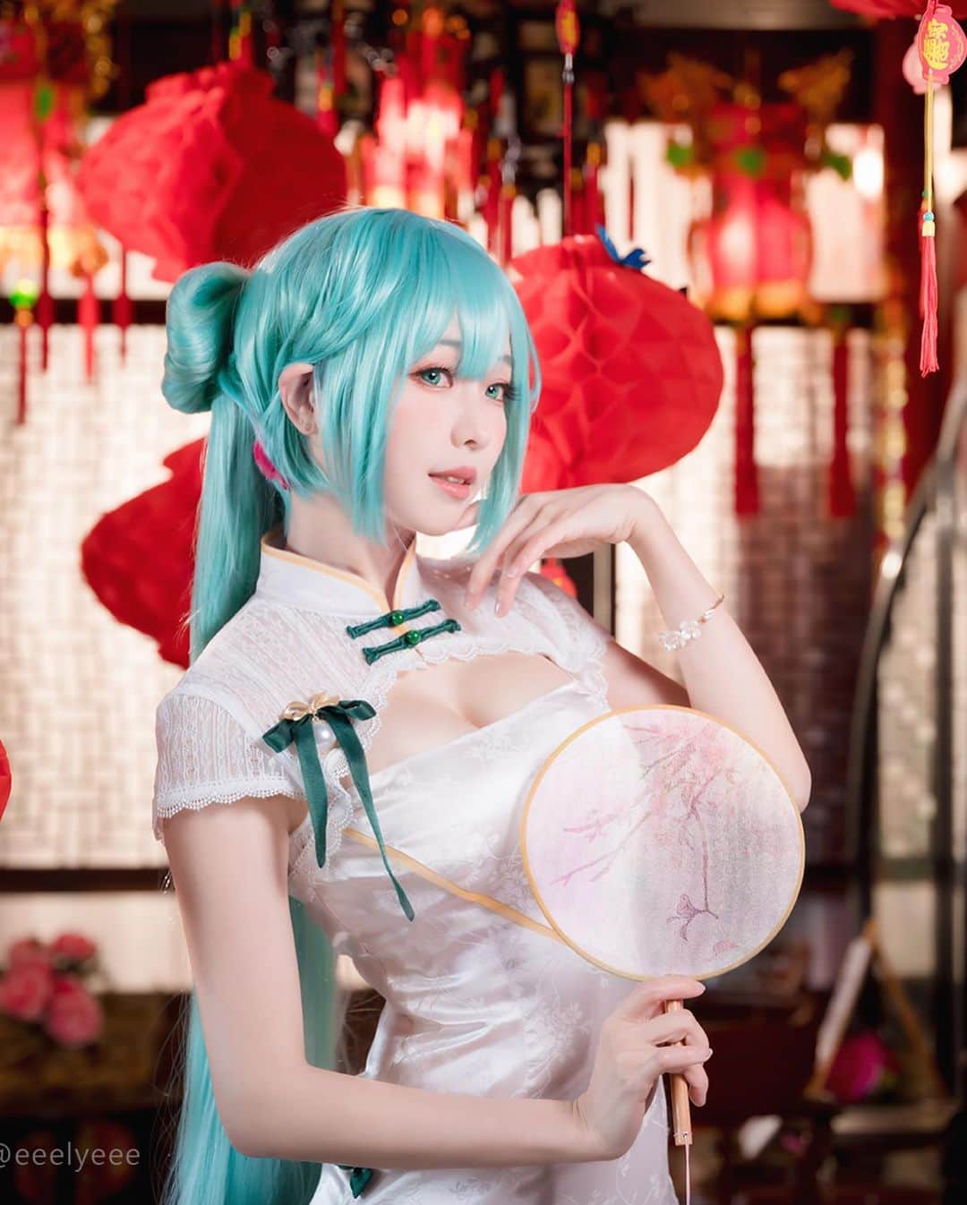 Elyさんのインスタグラム写真 - (ElyInstagram)「Belated Chinese new year greetings to you! Always love Miku💕 🎁Hatsune Miku photo set as extra reward, will be sent to all Patreסn subscriber in this February.♡ ✦Past digital photo set :elycosplay.gumroad.com  初音來給大家拜晚年💕 🎁新年氣氛的初音旗袍 韶華Ver.會送給這個月所有訂閱者!  ✦過往寫真收藏 : www.eeelyeee.com   #elycosplay #cosplay #hatsunemiku #mikuhatsune #コスプレ #初音ミク」2月7日 14時55分 - eeelyeee