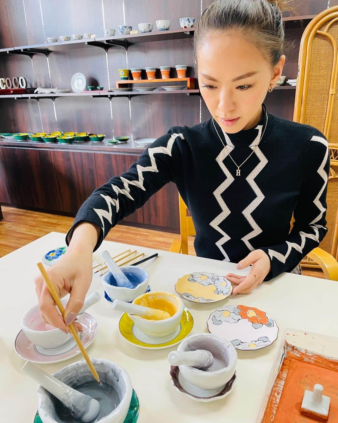 西内ひろのインスタグラム：「金沢に来ています。  ずっとやってみたかった九谷焼の絵付けをしてきました🙏  とても無心になれました。  仕上がりが楽しみです✨  #九谷焼 #絵付け #お皿 #オリジナル #加賀 #石川 #アートライフ #アートある暮らし #japan #japaneseculture #art」