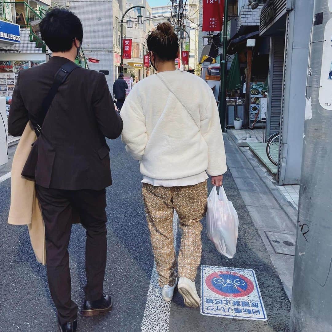 西山茉希さんのインスタグラム写真 - (西山茉希Instagram)「打ち合わせと八百屋。  #白アウター @limue_official  #ツイードパンツ @noisemaker_jpn   マネージャーと駅までお散歩。」2月7日 15時20分 - maki.nshiyama50