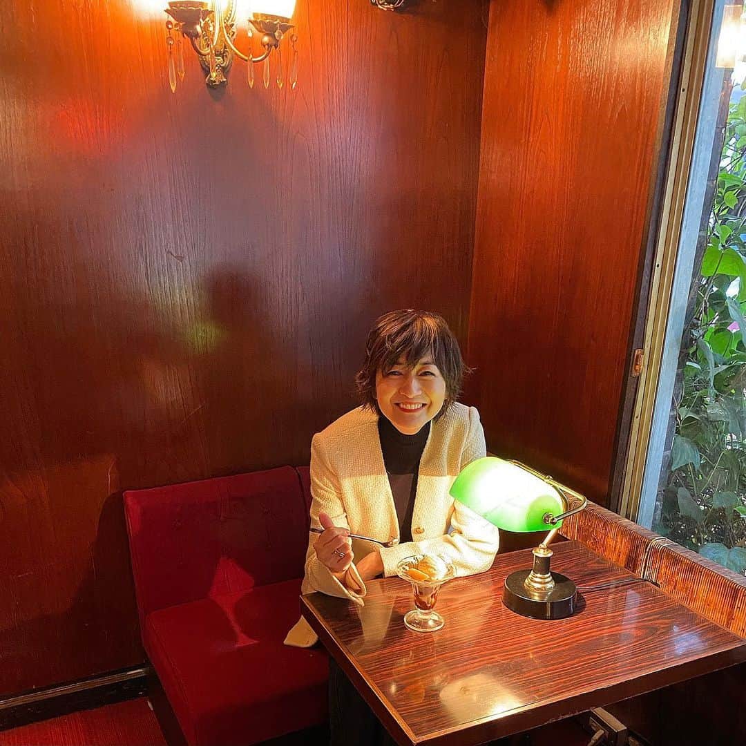 富岡佳子さんのインスタグラム写真 - (富岡佳子Instagram)「#エクラ3月号「名品が私に教えてくれること。」 エモーショナルな魔法 @gucci  のジャケット テーマとぴったりなロケ地でした。 是非エッセイも合わせてご一読いただきたいです😘 足元も素敵だったのでスワイプしてみて下さいね！」2月7日 15時57分 - yoshikotomioka