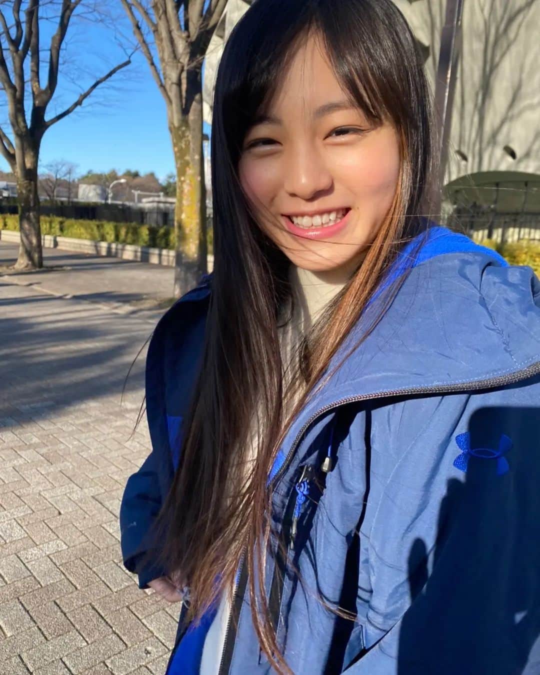 丸本凛のインスタグラム：「Logirl アップされました！ 今週の月～金まで一枚ずつアップされます。 @daily_logirl  公式Twitterでは、直筆サイン入りチェキのプレゼント企画もありますのでそちらも是非みてください😆💙 #instagood#photooftheday#logirl#16#05#ロガール#オフショット」