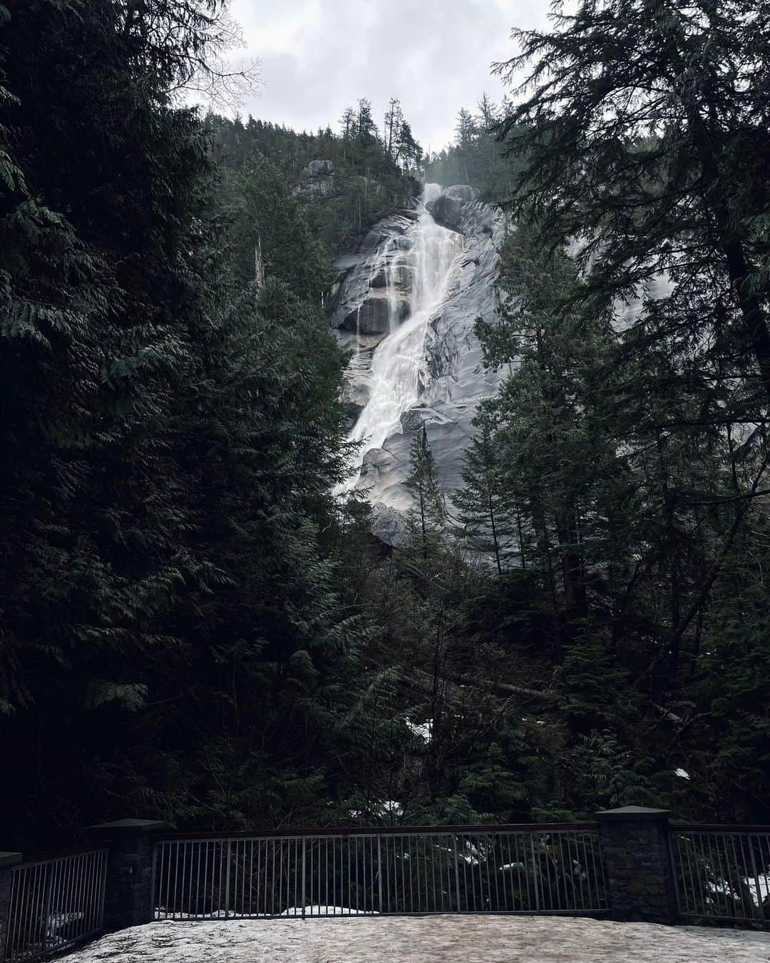 THE BOYZさんのインスタグラム写真 - (THE BOYZInstagram)「Shannon Falls ❤️ 더비 우리 밴쿠버 공연하면 여기 꼭 와보기! If we ever have a show here y’all better visit this beauty」2月7日 16時21分 - official_theboyz
