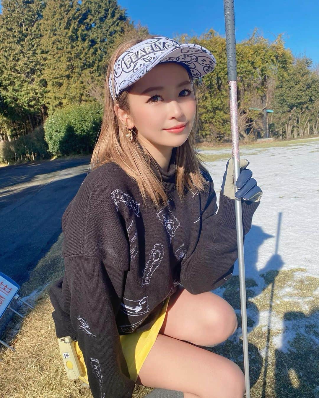 IORIのインスタグラム：「・ まだまだゴルフ場には雪が沢山あったよ〜☃️❄️ ・ ・ 寒すぎて体回らない🥶💧 でも楽しかった♡ ・ ・ ・ ・ #ゴルフ#ゴルフ女子#女子#ゴルフ好きな人と繋がりたい#ゴルフスタグラム #マークアンドロナ #パーリーゲイツ女子  #名古屋#錦#錦3#シェリエ#GOLD#サロンドゴールド#salondegold#newドレス#キャバクラ#キャバ嬢#シャンパン#撮影#followforfollowback #likeforlike#キャバ嬢の日常」