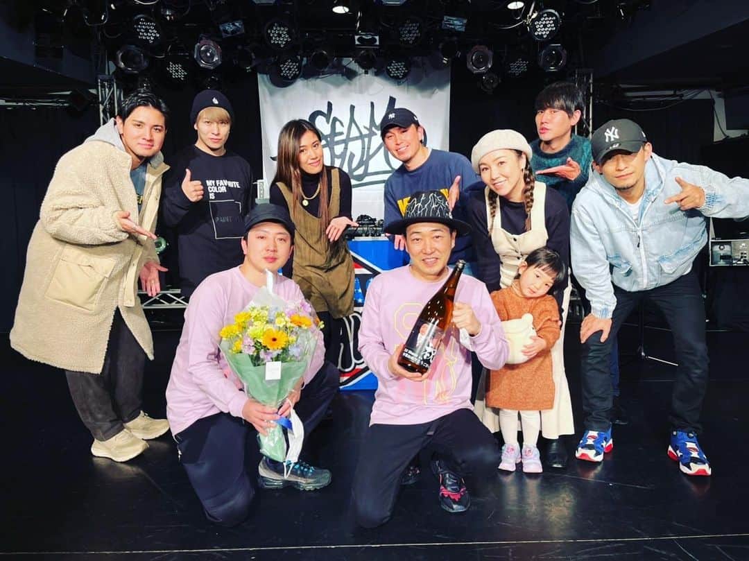 HIROYUKIのインスタグラム：「昨日はSEAMO塾長の横浜公演を観に行って来ました。DJ shuuz君がこの公演で卒業というのもあり、ライブがスタートした瞬間から終わりまで噛み締めながら曲を聴いていました。 アンコールが終わってSEAMO塾長とshuuz君がステージを去った後のお客さん達の5分程続いた鳴り止まない拍手、心を打たれました。 BRIDGETを通して何度も同じイベントに共演させて頂き、沢山の思い出も僕の中にあります。 shuuz君、14年間本当にお疲れ様でした！ また違う形でお会いできるのを楽しみにしています✨✨」