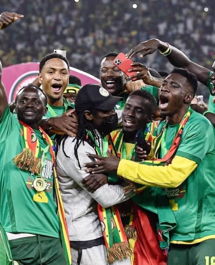 ジョルジニオ・ワイナルドゥムのインスタグラム：「Some great friends and amazing players in the AFCON final yesterday, but only one team could win! Congrats to @sadiomaneofficiel, @iganagueye, @abdou.lakhad.diallo and the whole Senegal team for this historic win👏🏾🏆🇸🇳 and Sadio... you know I always believed in you taking penalties 😜  #afcon」