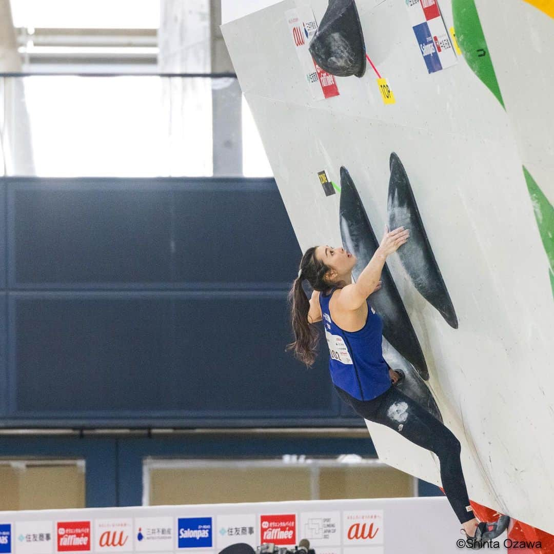 伊藤ふたばさんのインスタグラム写真 - (伊藤ふたばInstagram)「I was 3rd place in Bouldering Japan Cup 🥉✨  BJC2022年も3位でした🥉✨  決勝は1.2課題目でつまずいてしまいましたが、なんとか後半挽回して表彰台に乗れてホッとしています。 もちろん結果は満足のいくものではありませんでしたが、去年から登り方を変え、久しぶりの大会に出てみていい感触を得られた部分も大きかったので、この大会で見つかった課題をワールドカップまでに改善して、今年は国際大会での成績を残せるように頑張っていきます！  沢山の応援ありがとうございました☺️❤️  また今週末のLJCも頑張ります！💪✨  photo by @shintaozawa 🙏  @au_official @denso_official @thenorthfacejp @lasportivajp @newerajapan @tokyopowder @newhale_japan @thestonesession #jazzysport #岩泉ヨーグルト #bjc #bjc2022 #ボルダリングジャパンカップ #climbing #bouldering #ボルダリング #クライミング」2月7日 19時11分 - futaba_ito