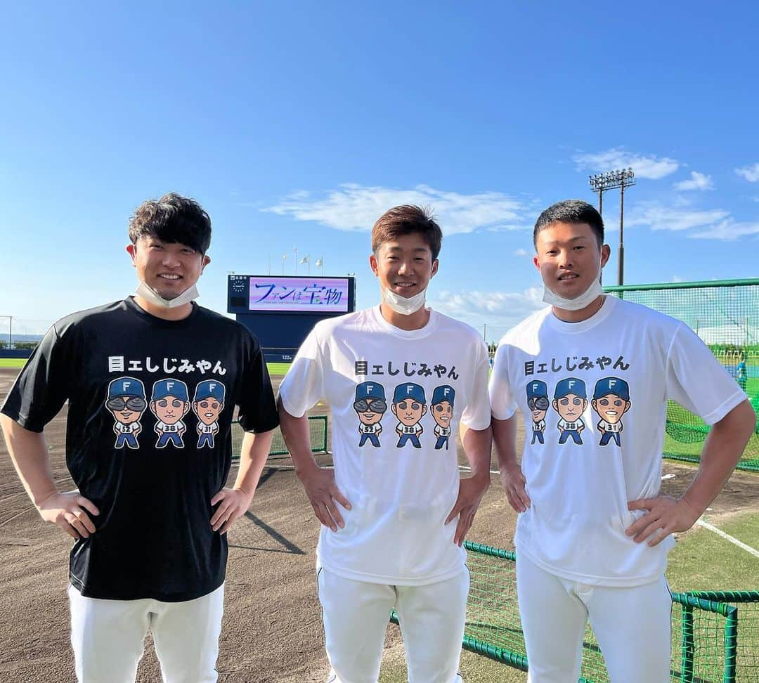 石井一成さんのインスタグラム写真 - (石井一成Instagram)「池田が目ェしじみやんTシャツ作ってくれました！笑 2名様にプレゼントしてくれるそうです😁 先着30名様の参加で9日の夜にインスタライブで抽選あみだくじするそうです！ ストーリーにリンク貼っておきますのでそこから飛んでください☺️  #池田隆英 #石井一成 #高濱祐仁 #目ェしじみやん #北海道日本ハムファイターズ #lovefighters  #ファンは宝物」2月7日 19時23分 - kazunari_38