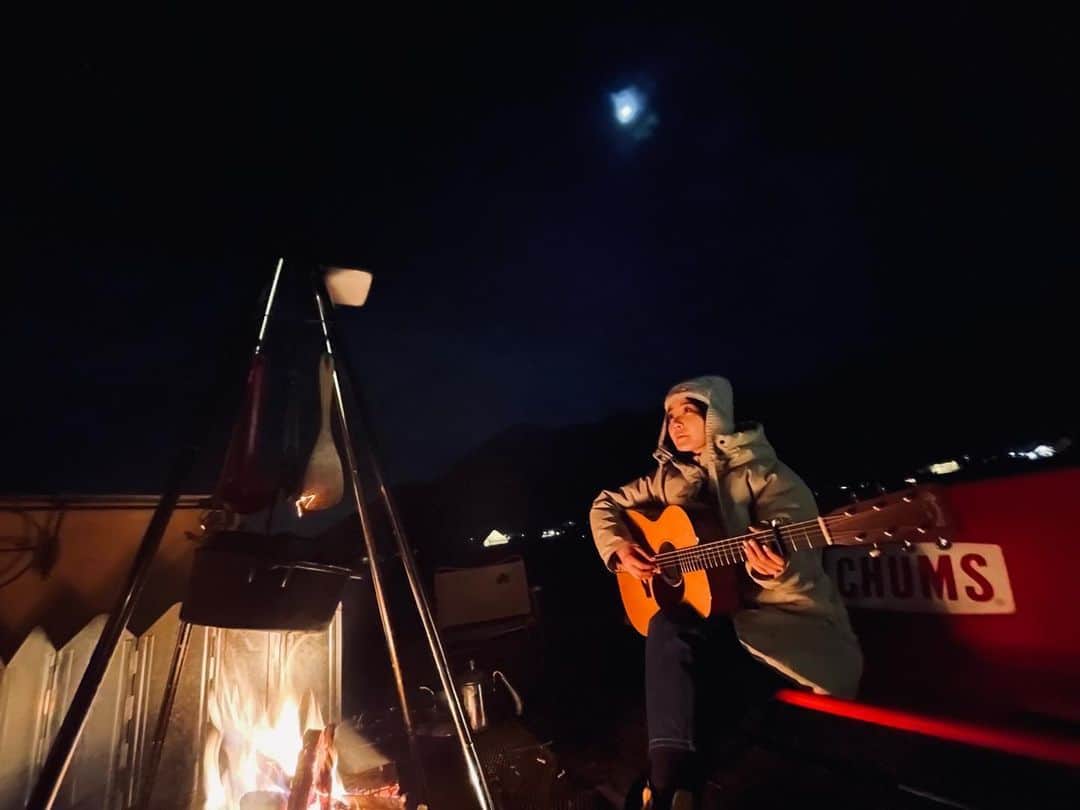森恵さんのインスタグラム写真 - (森恵Instagram)「キャンプの夜はこれから。  #キャンプ #camp #焚き火」2月7日 19時40分 - morimegumi_official