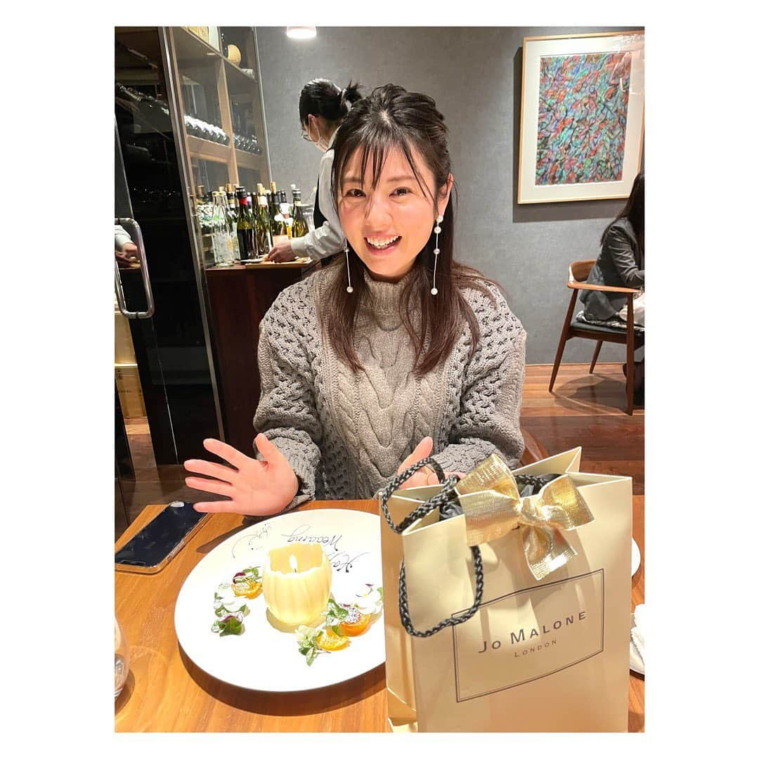 長野美郷さんのインスタグラム写真 - (長野美郷Instagram)「年明けのこと！ 麻衣子ちゃんの、遅れてしまったけど #結婚お祝い💓  本当におめでとう㊗️❤️  外見はもとより中身もとても素敵で尊敬するところがたくさんの麻衣子ちゃん、 さらに幸せに溢れていて、 キラッキラしてました😍✨✨  この笑顔！ こちらまで笑顔になりますね💕 幸せは感染るって また感じた日でした😊  あぁ書いていてなんだか懐かしい… 早くまた不安の少ない日々に戻ってほしい。  #曽田麻衣子 ちゃん #happywedding  #末永くお幸せに  #💓」2月7日 19時45分 - misato_nagano_1127