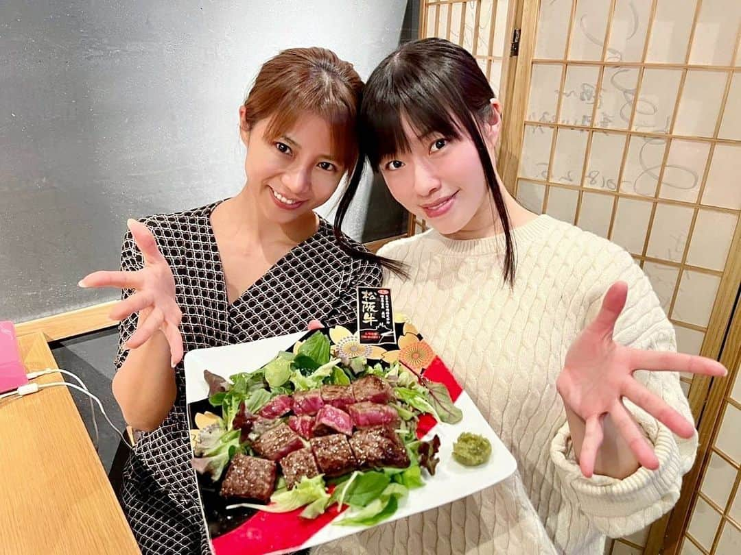 小田飛鳥さんのインスタグラム写真 - (小田飛鳥Instagram)「一つ用事終わって、もう一つの予定が無くなり帰ろうかな~と思っていたら（心の）お姉ちゃんから連絡💌 急に我々の憩い場『かき心』に行く事になり、二人ともスッピンwww 糖質制限してると言ったら、マサさんが生牡蠣と松阪牛を出して下さった🥰 ひかたんも一緒で、なんか親戚の飲み会みたいでした🤣 ひかたん、いつも遊んでくれてありがとう〜💜 #華彩なな さん #かき心 #かき心マサさん #生牡蠣 #六本木 #六本木グルメ」2月7日 19時46分 - asuka_oda_0320