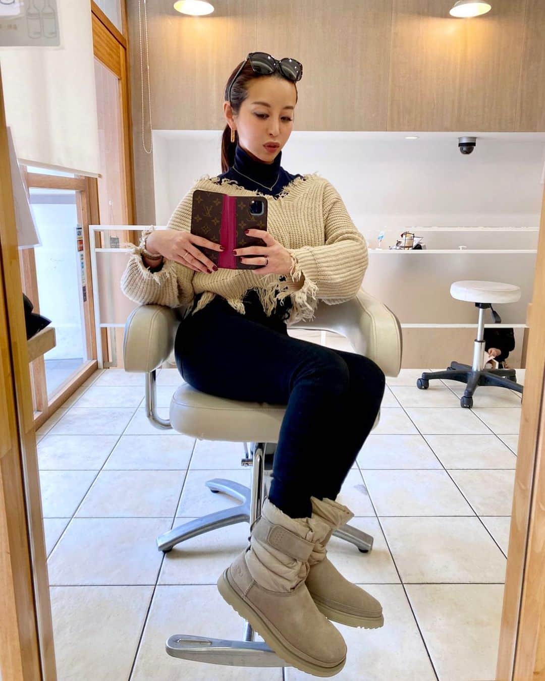PINKYのインスタグラム：「warm & cozy @uggjapan 👢🤎 　 ・・・  #love #happy #family #momlife #ootd #ugg」
