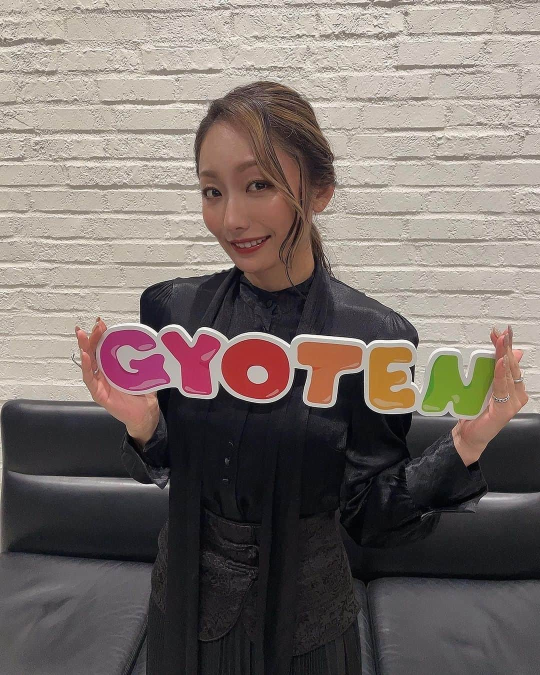 安藤美姫さんのインスタグラム写真 - (安藤美姫Instagram)「I was on TV called “THE WORLD GYOTEN NEWS”!!!  “ザ！世界仰天ニュース“ ご覧頂きありがとうございました😌 ご一緒させて頂いた笑福亭鶴瓶さんとパシャリ📸 今回はアレルギースペシャルで私もアレルギー検査をしました！ なんと　結果は…  蛾アレルギーのみ笑笑😂🤣 なんか… いや うん 良かったんですが　”蛾“っていうのが…  世の中には本当にたくさんのアレルギーがあっていろいろ大変な思いや経験をされてる方がいるんだなと勉強になりました。  ご一緒させて頂き嬉しかったです。 ありがとうございました🙇🏻‍♀️  #ザ世界仰天ニュース #アレルギー #笑福亭鶴瓶　さん #安藤美姫 #mikiando」2月7日 19時54分 - miki_m_ando0403