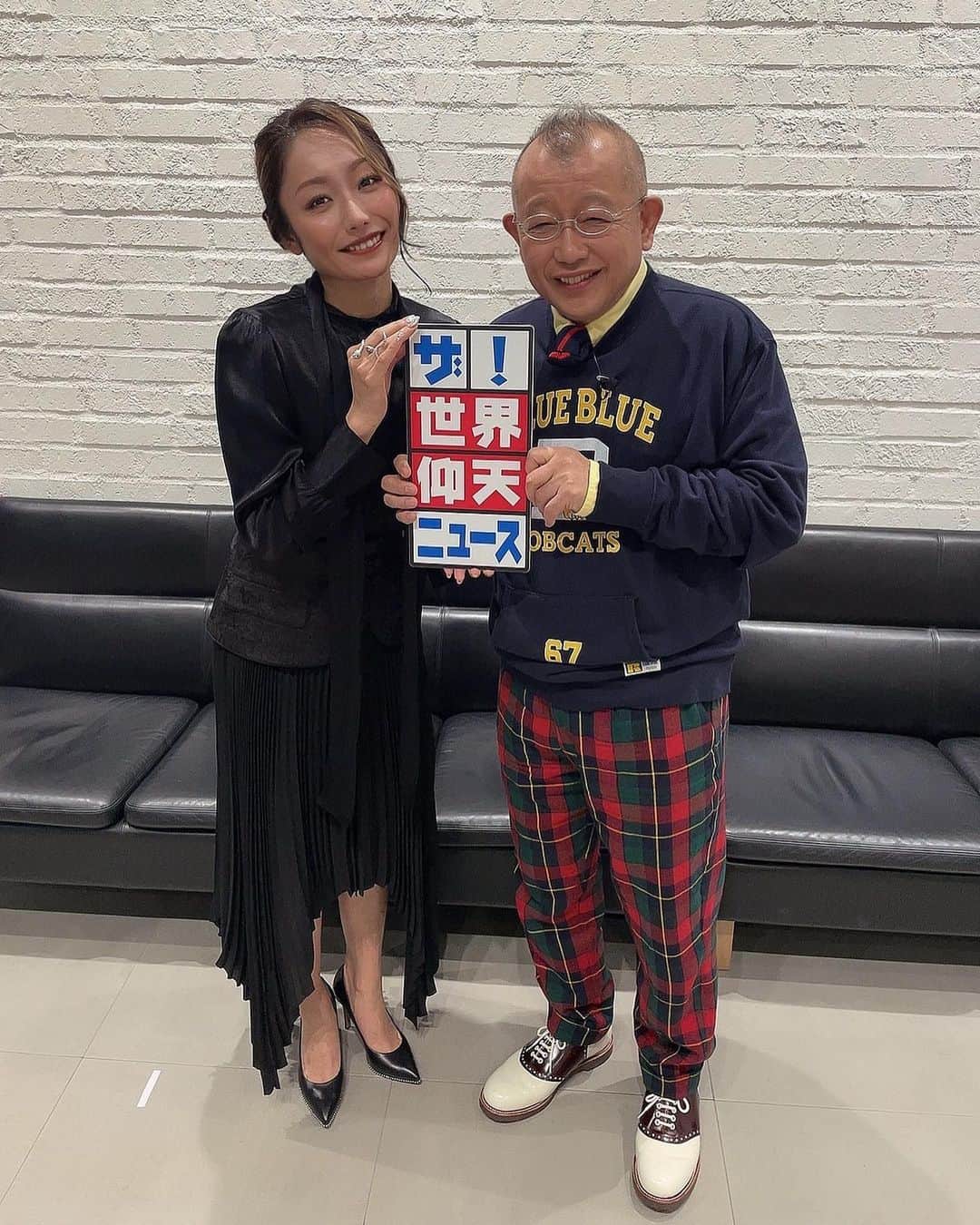 のインスタグラム：「I was on TV called “THE WORLD GYOTEN NEWS”!!!  “ザ！世界仰天ニュース“ ご覧頂きありがとうございました😌 ご一緒させて頂いた笑福亭鶴瓶さんとパシャリ📸 今回はアレルギースペシャルで私もアレルギー検査をしました！ なんと　結果は…  蛾アレルギーのみ笑笑😂🤣 なんか… いや うん 良かったんですが　”蛾“っていうのが…  世の中には本当にたくさんのアレルギーがあっていろいろ大変な思いや経験をされてる方がいるんだなと勉強になりました。  ご一緒させて頂き嬉しかったです。 ありがとうございました🙇🏻‍♀️  #ザ世界仰天ニュース #アレルギー #笑福亭鶴瓶　さん #安藤美姫 #mikiando」