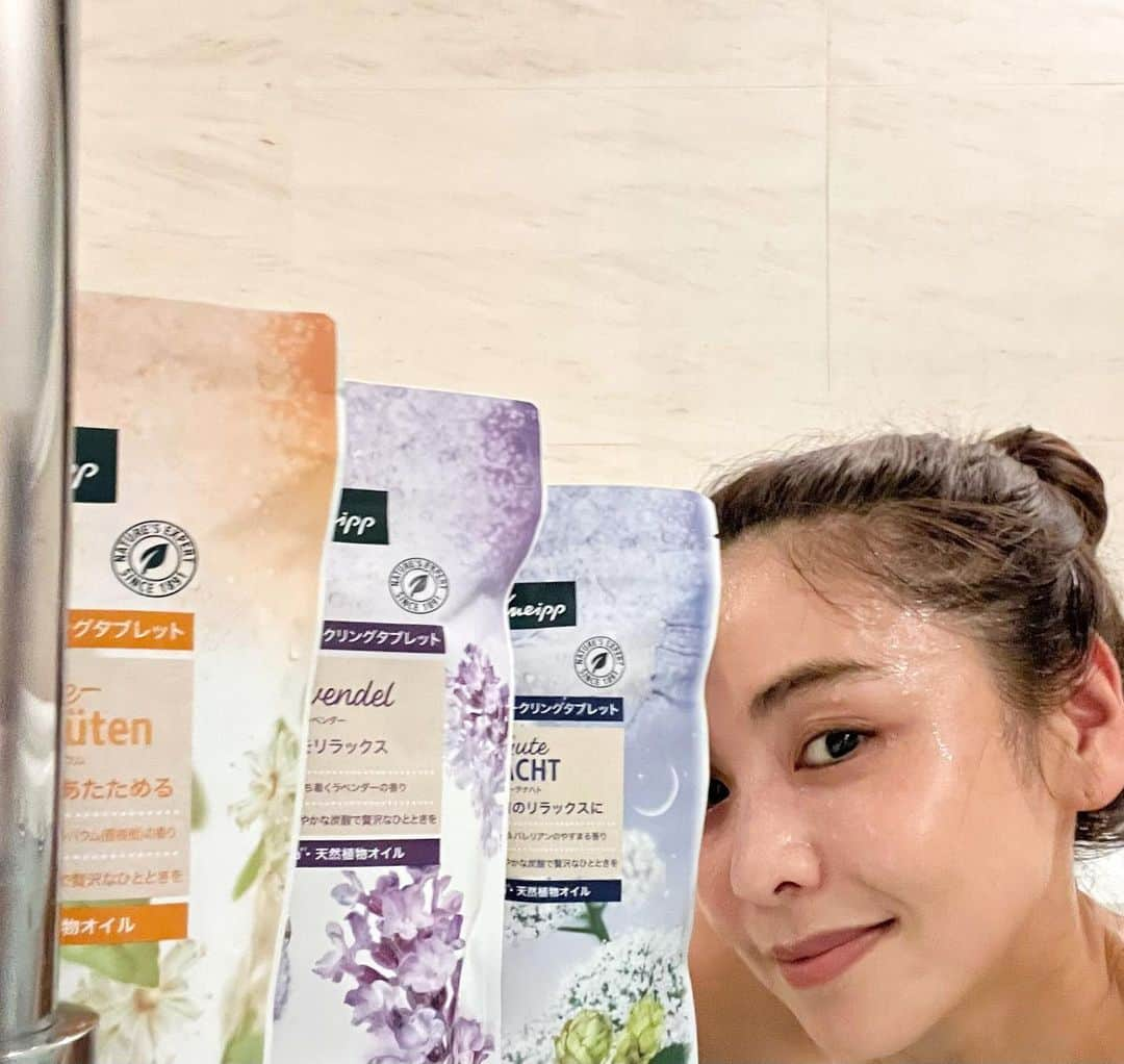 滝沢眞規子さんのインスタグラム写真 - (滝沢眞規子Instagram)「入浴中に失礼いたします🛁 以前から愛用している「クナイプ」より、初の炭酸型の入浴剤が発売になったのでさっそく楽しんでます🛁 天然ハーブの豊かな香りがお風呂いっぱいに広がって感じられるし、 炭酸のきめ細やかな泡が長く楽しめます✨   毎日のお風呂は私の大切な時間の一つ。 どれを入れようか選ぶのが楽しいんです❤️ 今日選んだのはオレンジ・リンデンバウム。 オレンジのいい香りが浴室中に広がります🛁 炭酸が重炭酸イオンとしてお湯に溶け込んでいるから効果も長持ちするし、 オーガニックのアルガンオイルが入っているので入浴後は肌がしっとり。 130年の歴史をもつクナイプだからこそ毎日のお供にも安心です❤️   @kneipp_japan #クナイプ #クナイプスパークリングタブレット #重炭酸 #PR」2月7日 20時03分 - makikotakizawa